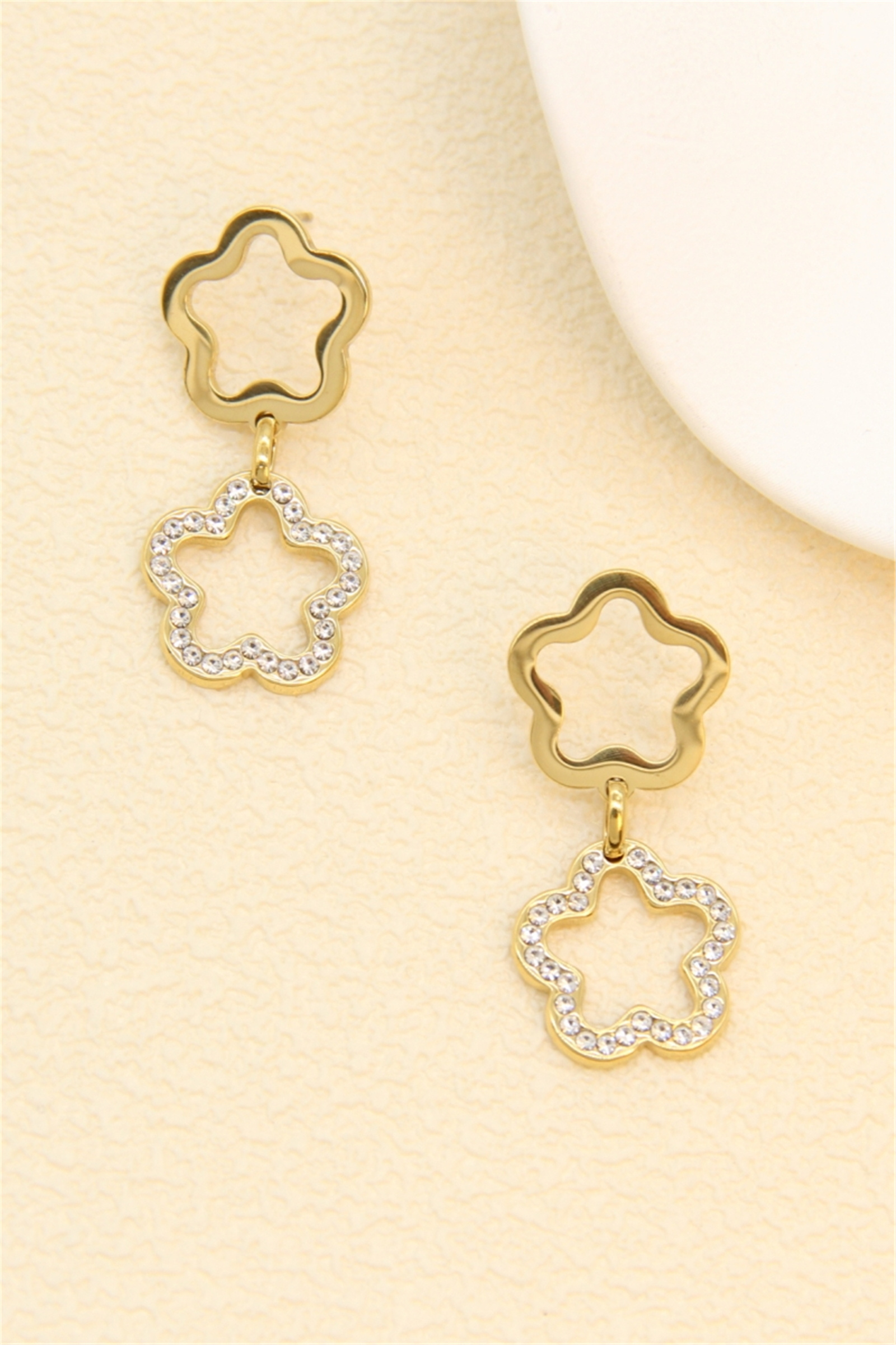 Grossiste Bellissima - Boucles d’oreilles fleur ajourée en acier inoxydable – Design chic & scintillant
