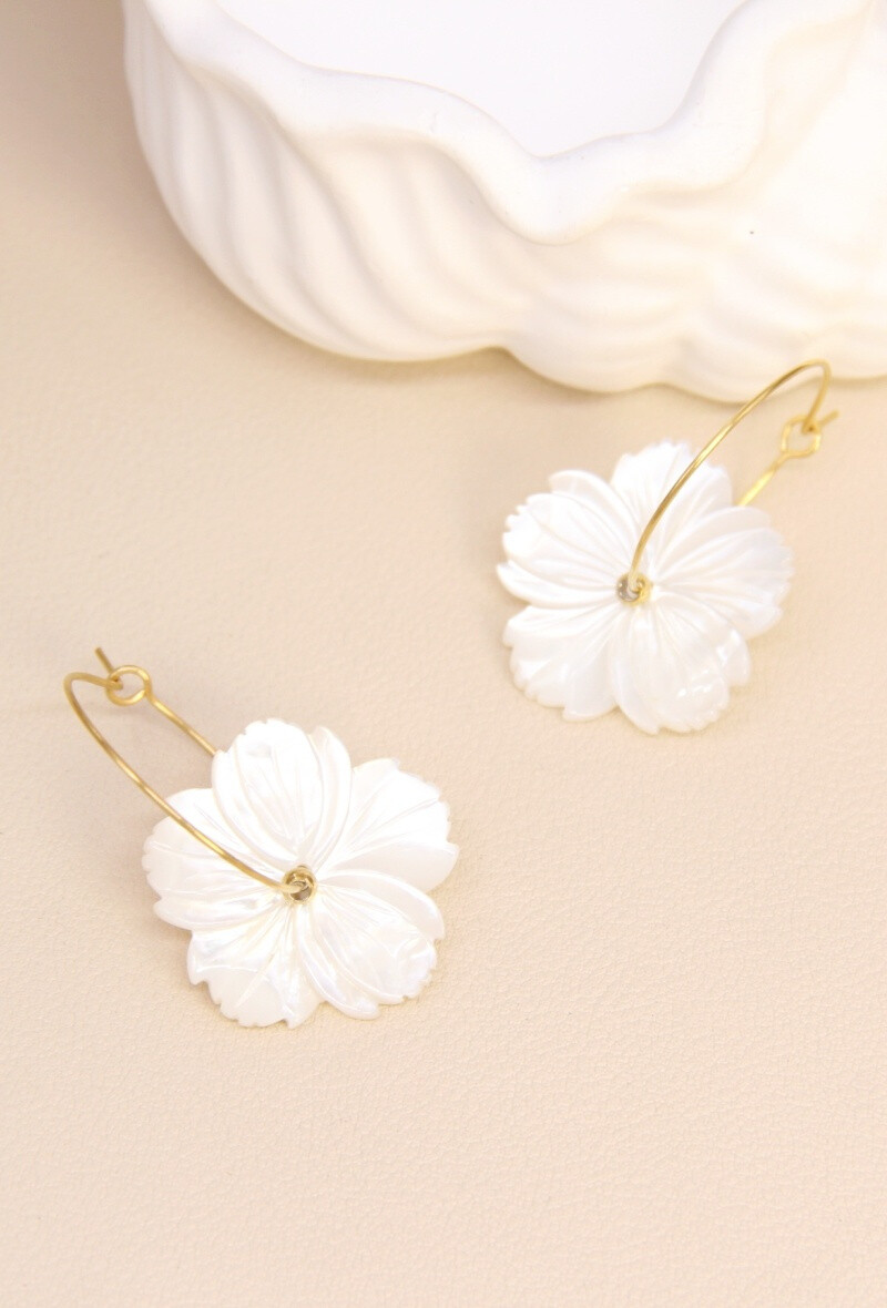 Mayorista Bellissima - Aretes “Flor de Nácar” en acero inoxidable - Elegancia Natural