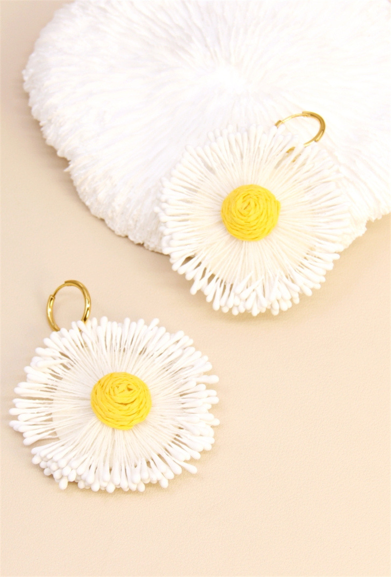 Grossiste Bellissima - Boucles d’oreilles tressées bohèmes – Fleur en raphia naturel