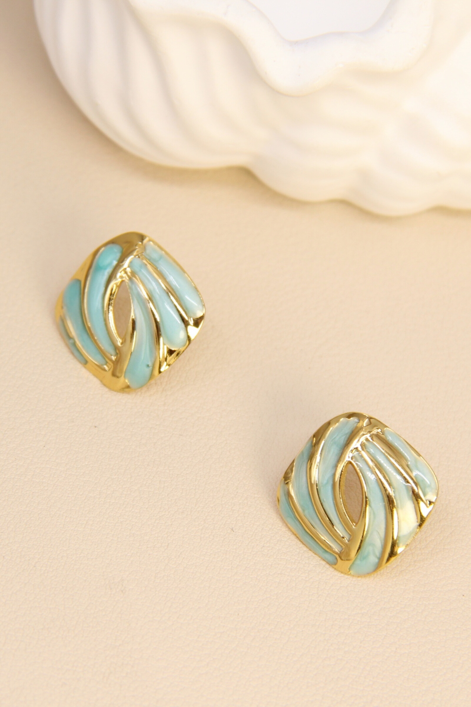 Grossiste Bellissima - Boucles d’oreilles carrées torsadées émaillées dorées chic