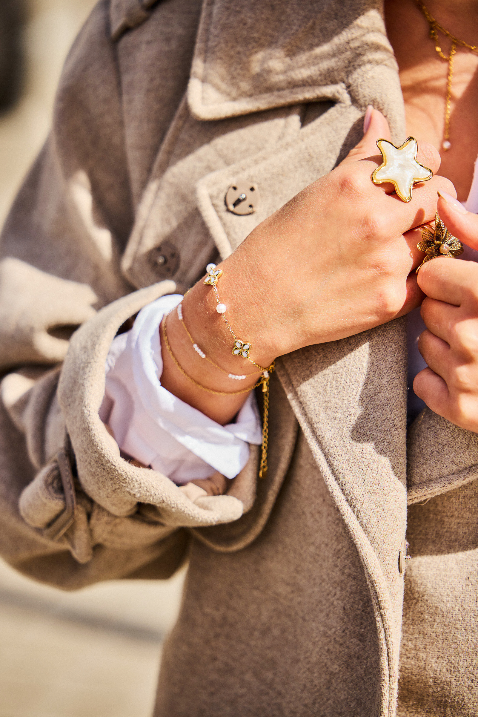 Grossiste Bellissima - Bracelet acier inoxydable doré double chaîne et perles blanches