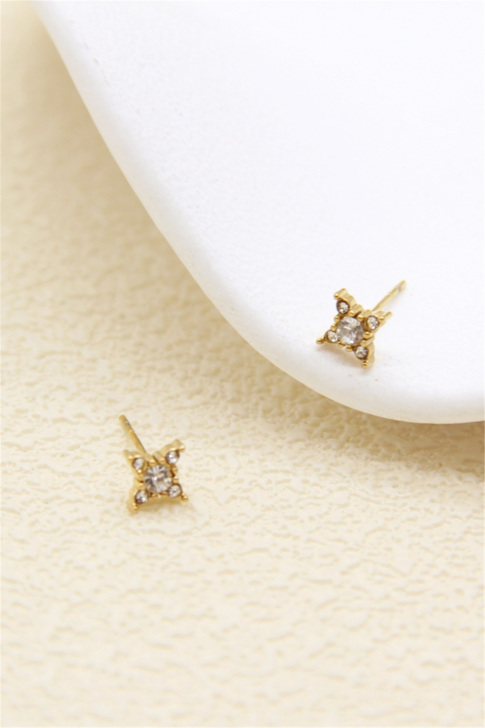 Grossiste Bellissima - Boucles d’oreilles mini carrées à strass – Acier inoxydable