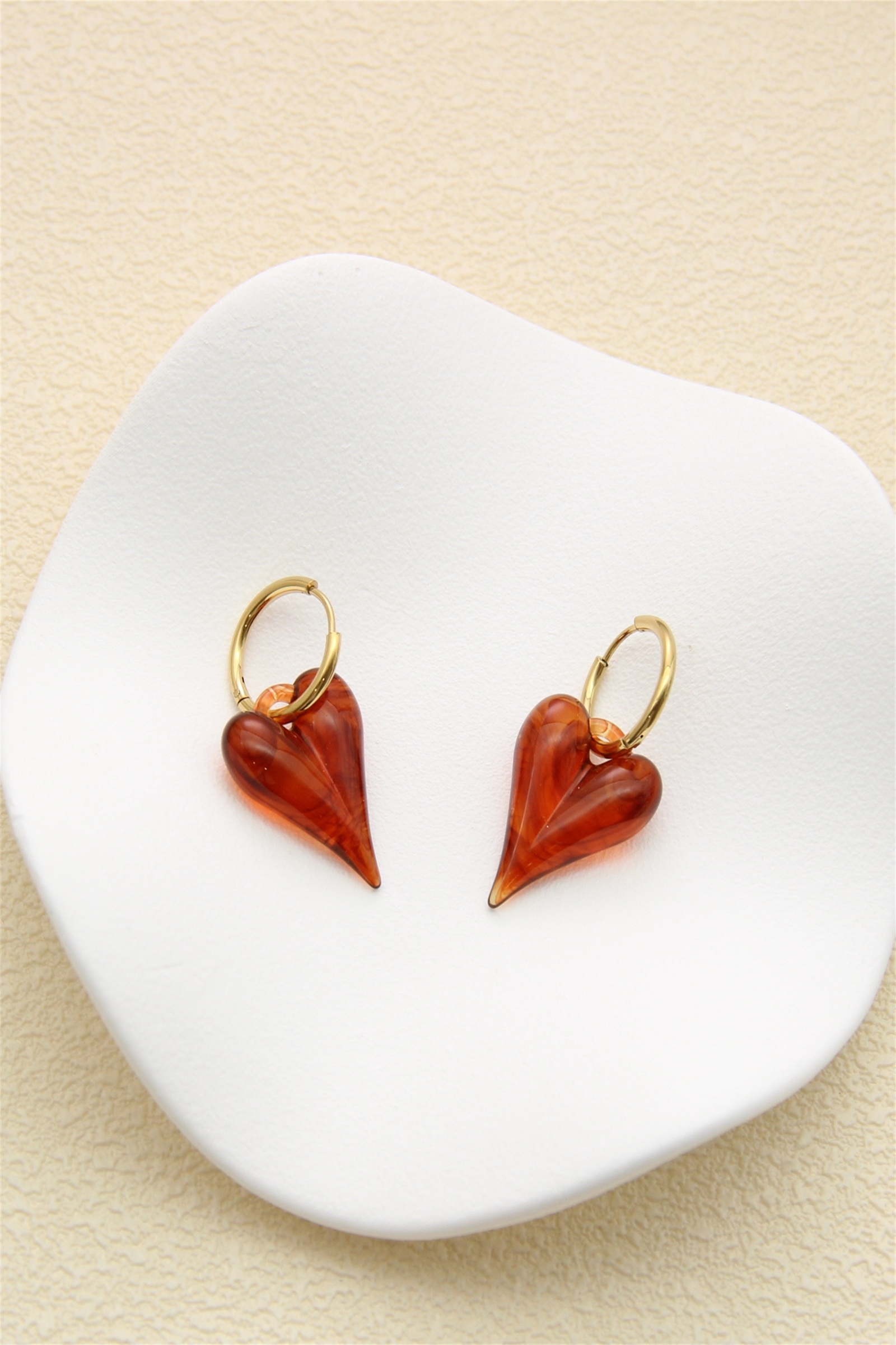Grossiste Bellissima - Boucles d’oreilles Cœur Résine – Créoles Dorées