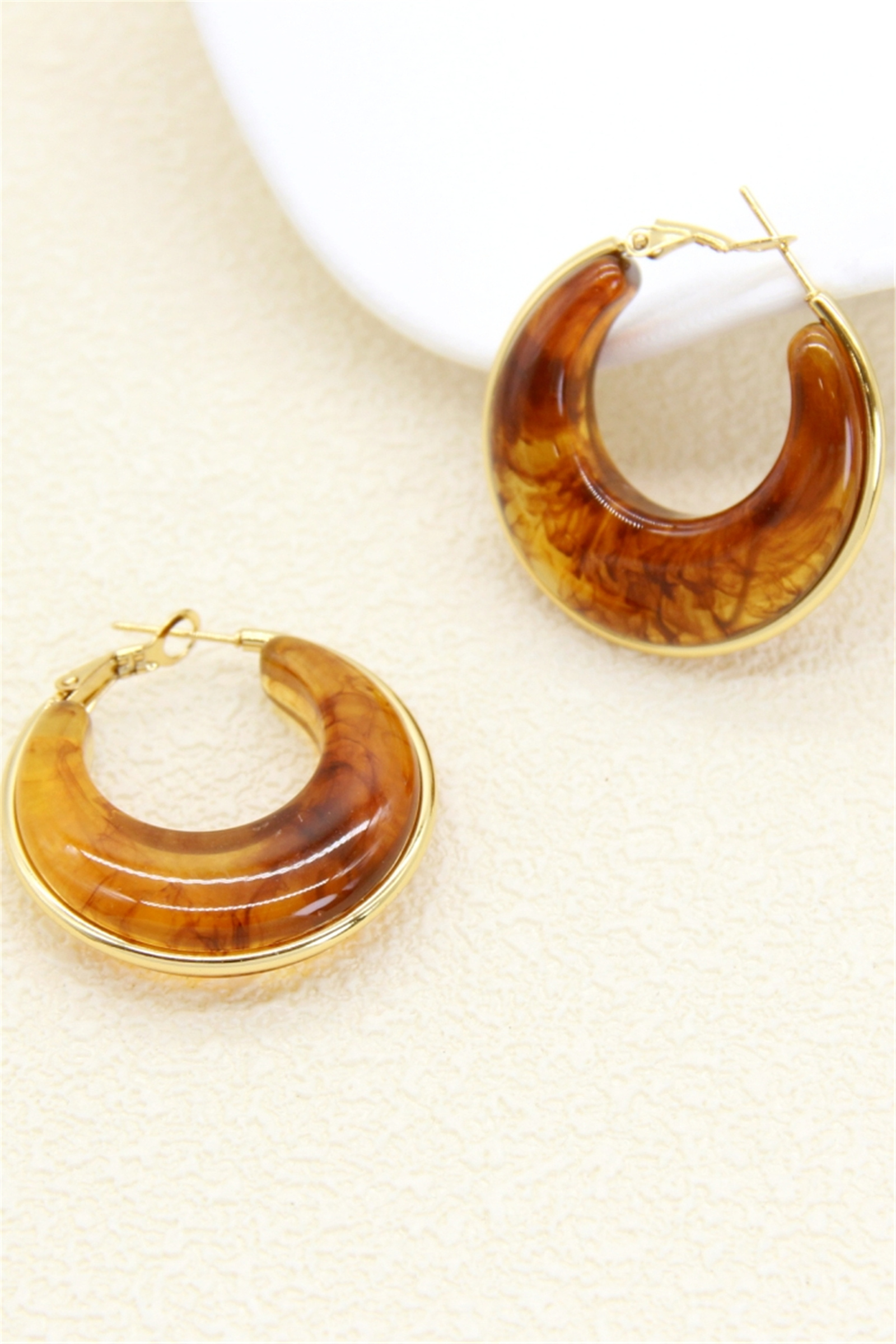 Grossiste Bellissima - Boucles d’oreilles créoles en résine marbrée – Tendance & légères
