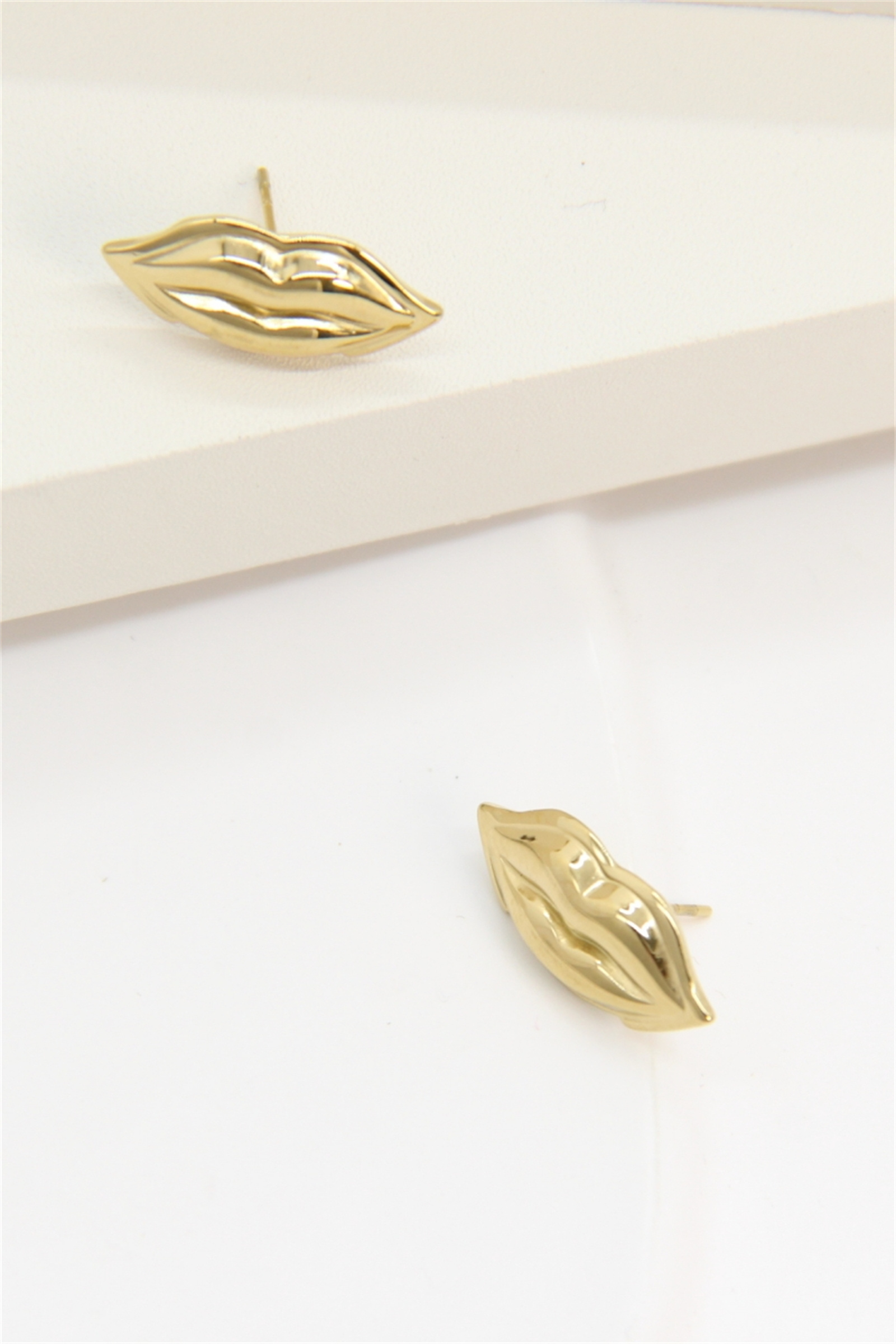 Grossiste Bellissima - Boucles d’Oreilles Lèvres Dorées – Acier Inoxydable Femme – Bijou Origin
