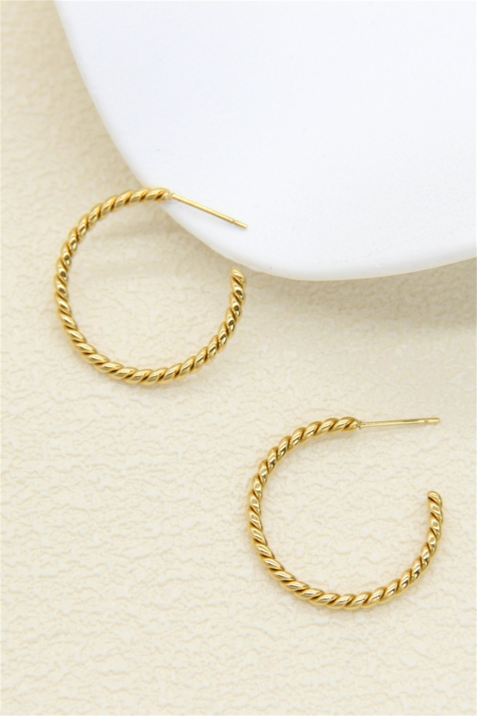 Grossiste Bellissima - Boucles d’oreilles créoles torsadées dorées – acier inoxydable