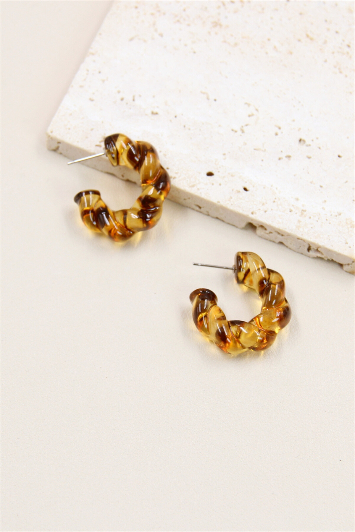 Grossiste Bellissima - Boucles d'Oreilles Créoles Léopard en Résine Tressée et Acier Inoxydable