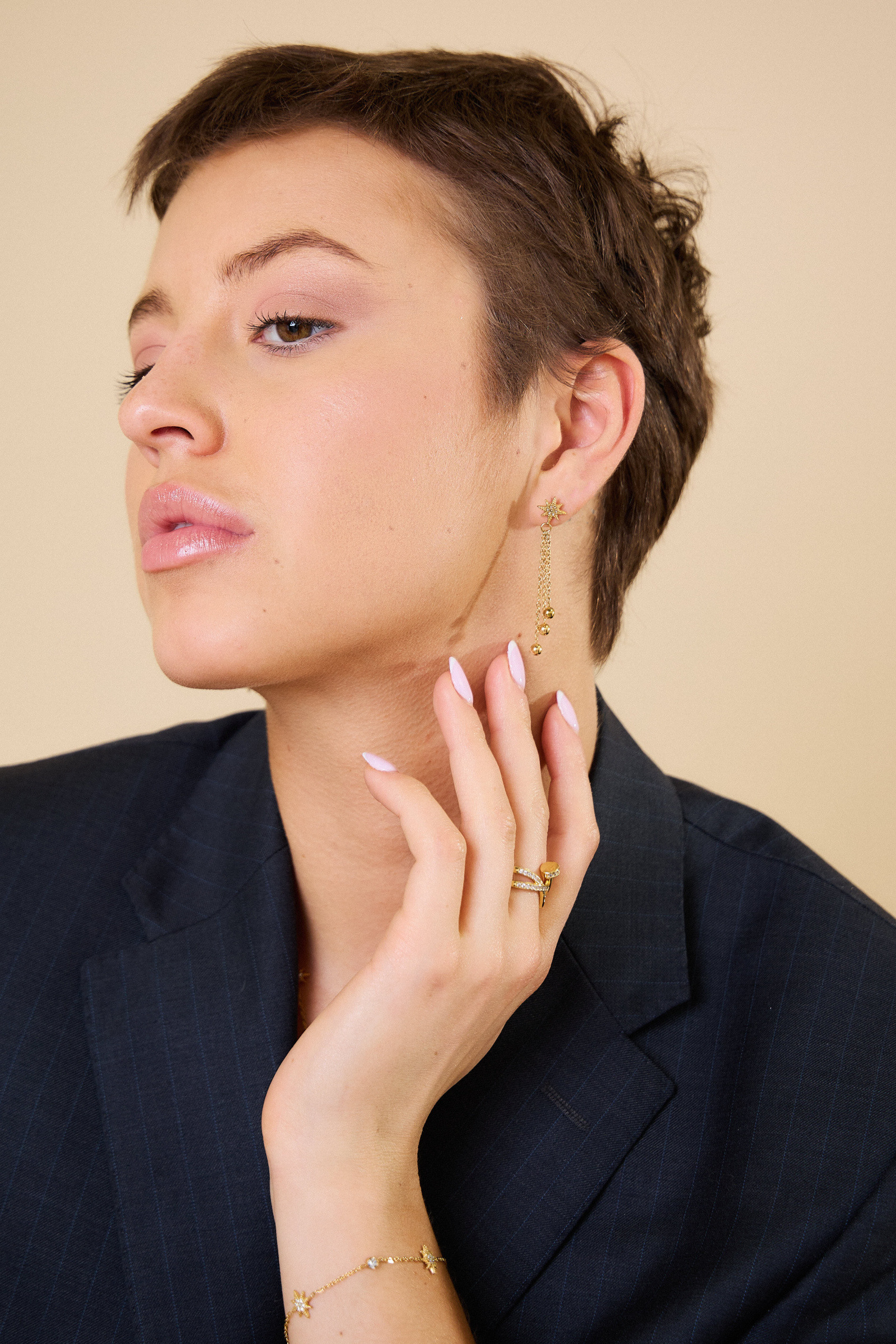 Grossiste Bellissima - Boucle d'oreille étoile strassée en acier inoxydable - Éclat et modernité