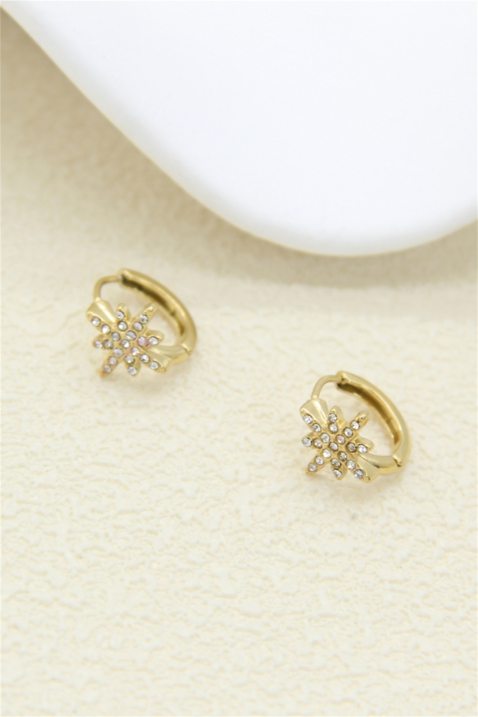 Grossiste Bellissima - Boucles d’oreilles étoile en acier inoxydable – Strass scintillants