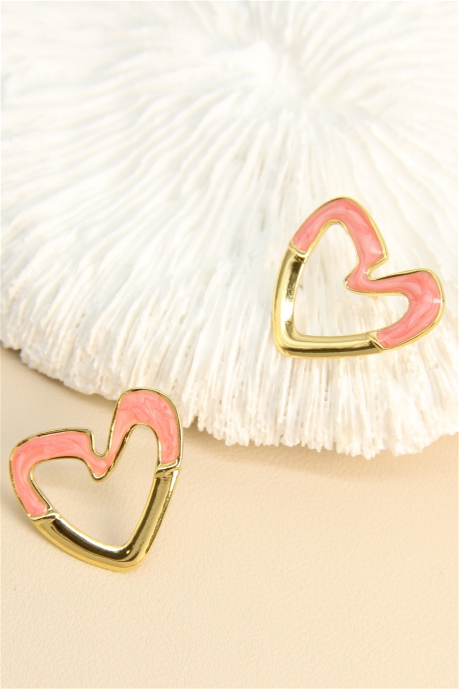 Grossiste Bellissima - Boucles d’oreilles cœur asymétrique – Émail coloré & doré
