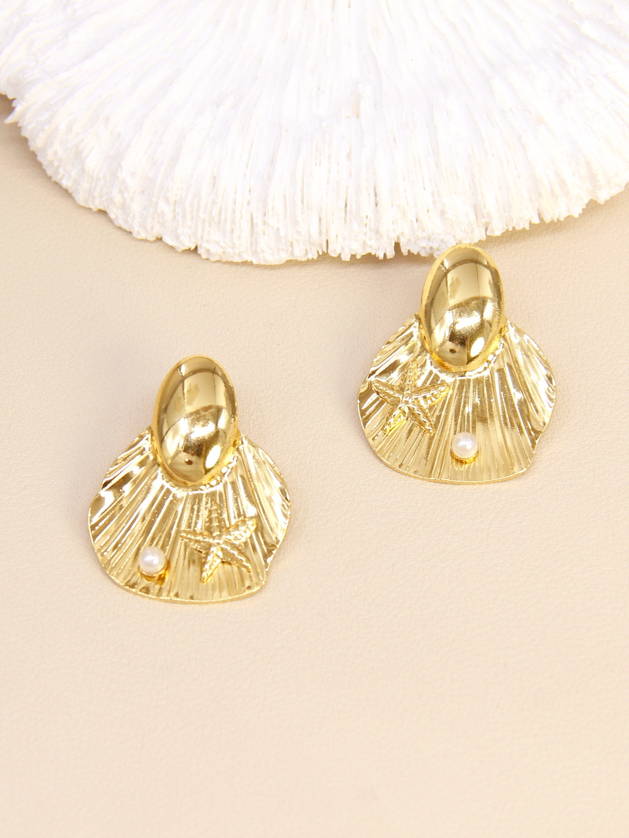 Grossiste Bellissima - Boucles d’oreilles coquillage étoile – finition dorée, détail perle