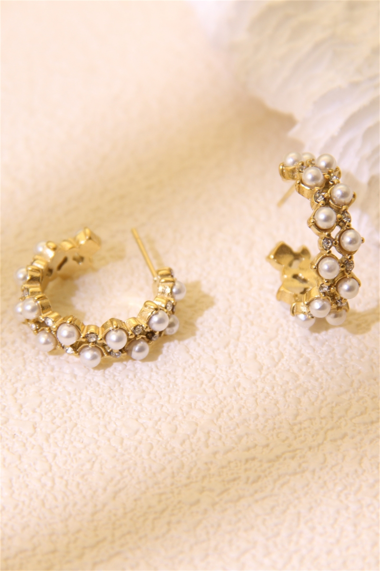 Grossiste Bellissima - Boucles d’Oreilles Créoles Perlées – Finition Dorée – Élégance Joaillerie Couture