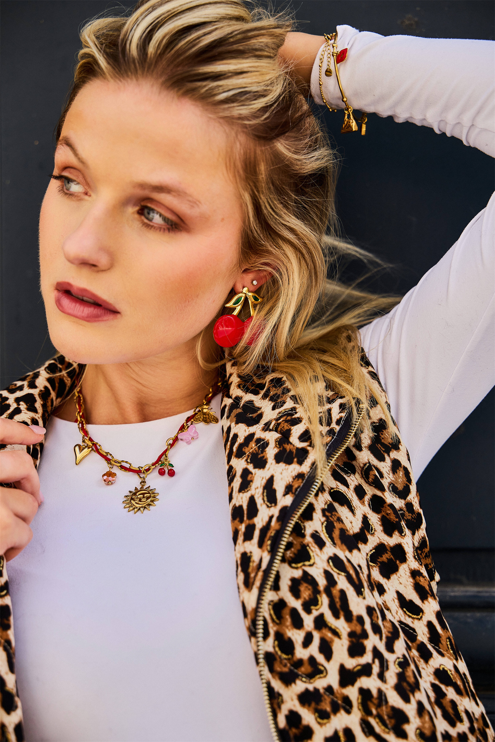Grossiste Bellissima - Boucles d’oreilles cerises émaillées rouge en acier inoxydable doré