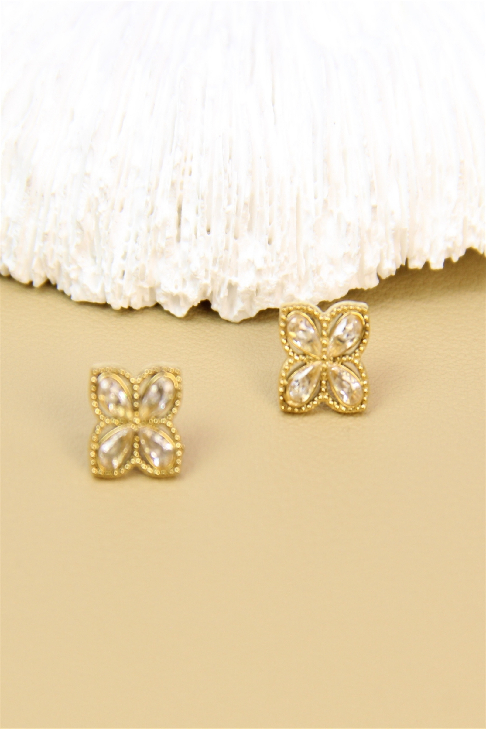 Grossiste Bellissima - Boucles d’oreilles puces florales dorées – Acier inoxydable