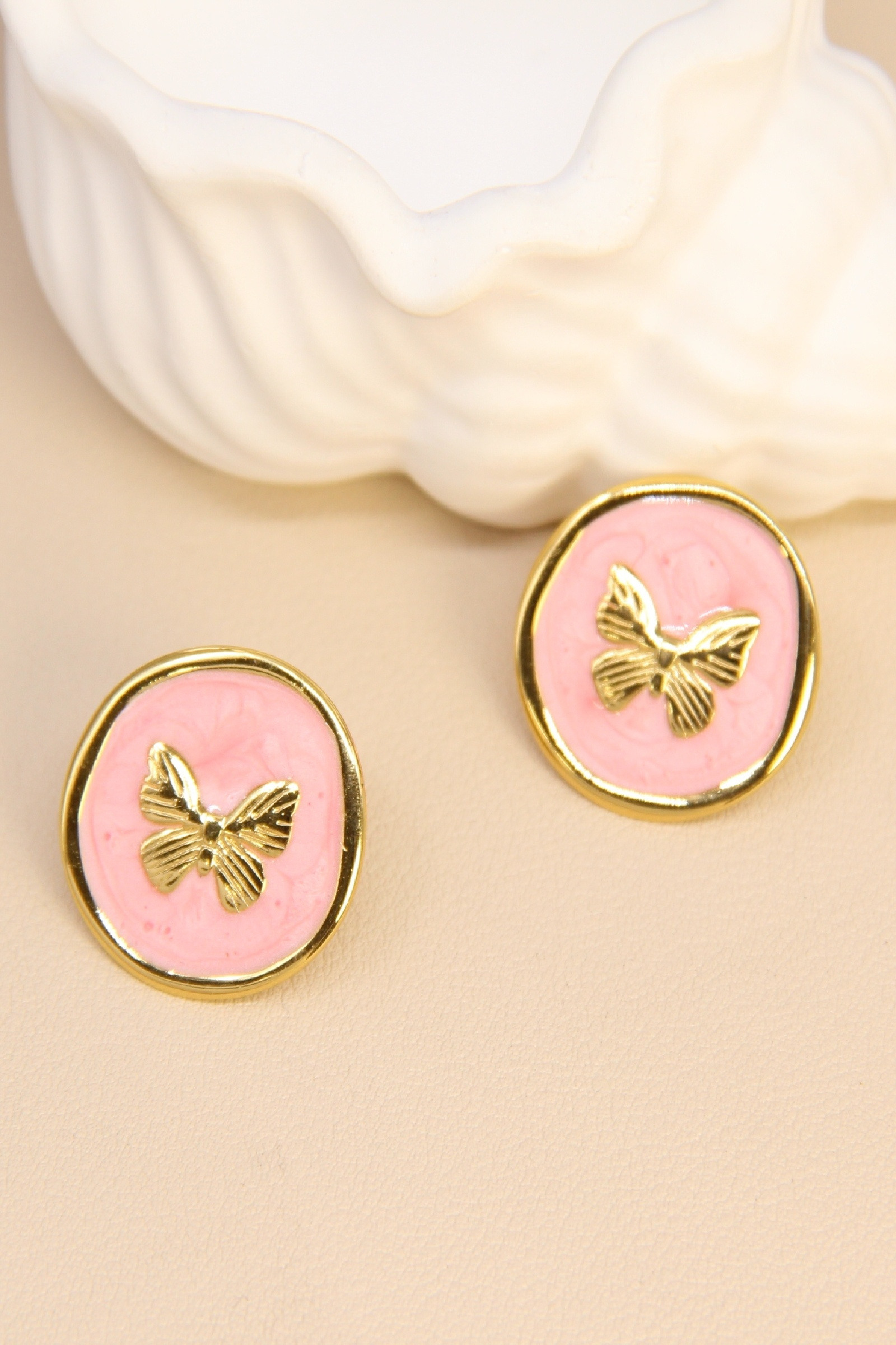 Grossiste Bellissima - Boucles d’oreilles émaillées papillon – acier inoxydable coloré