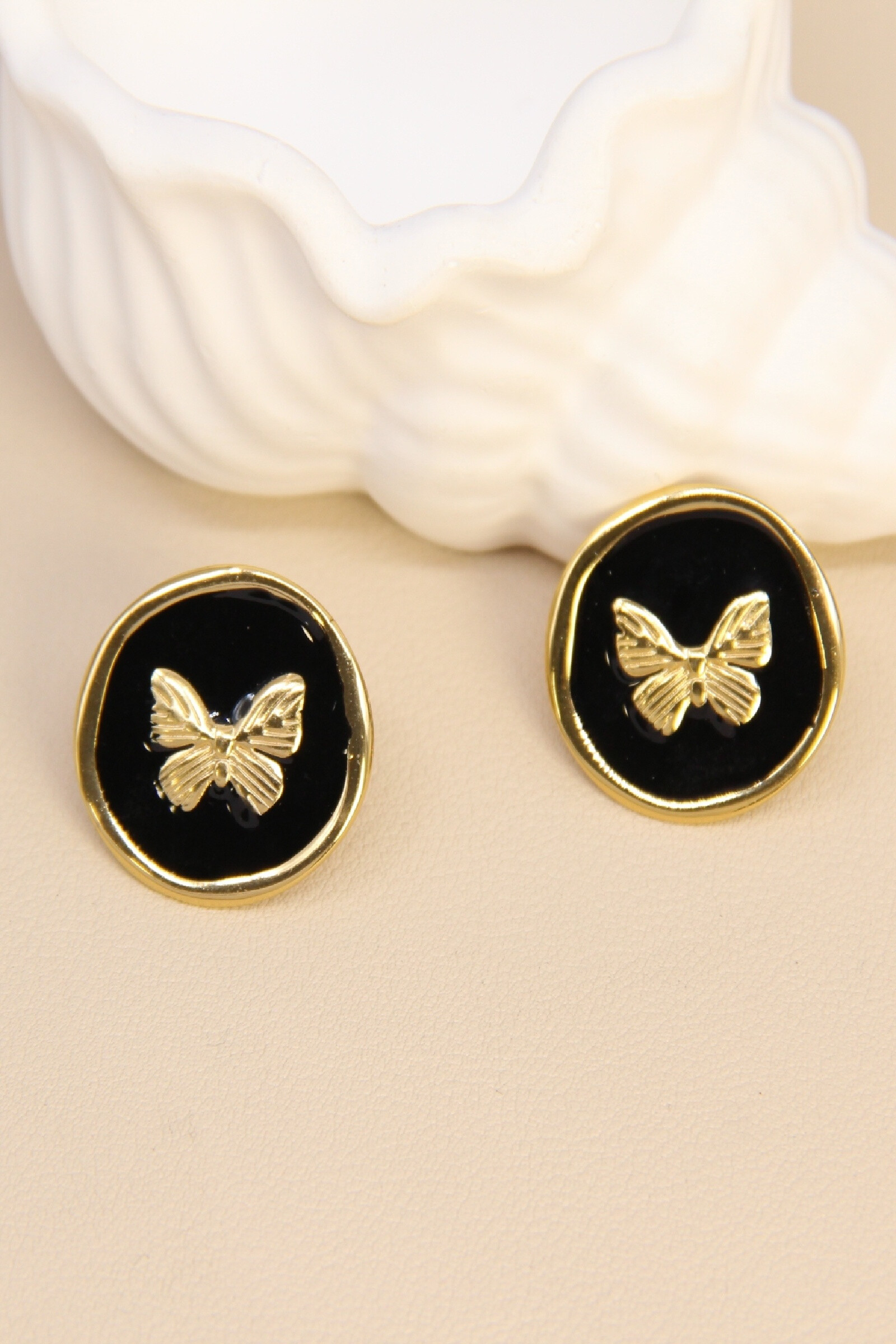 Grossiste Bellissima - Boucles d’oreilles émaillées papillon – acier inoxydable coloré