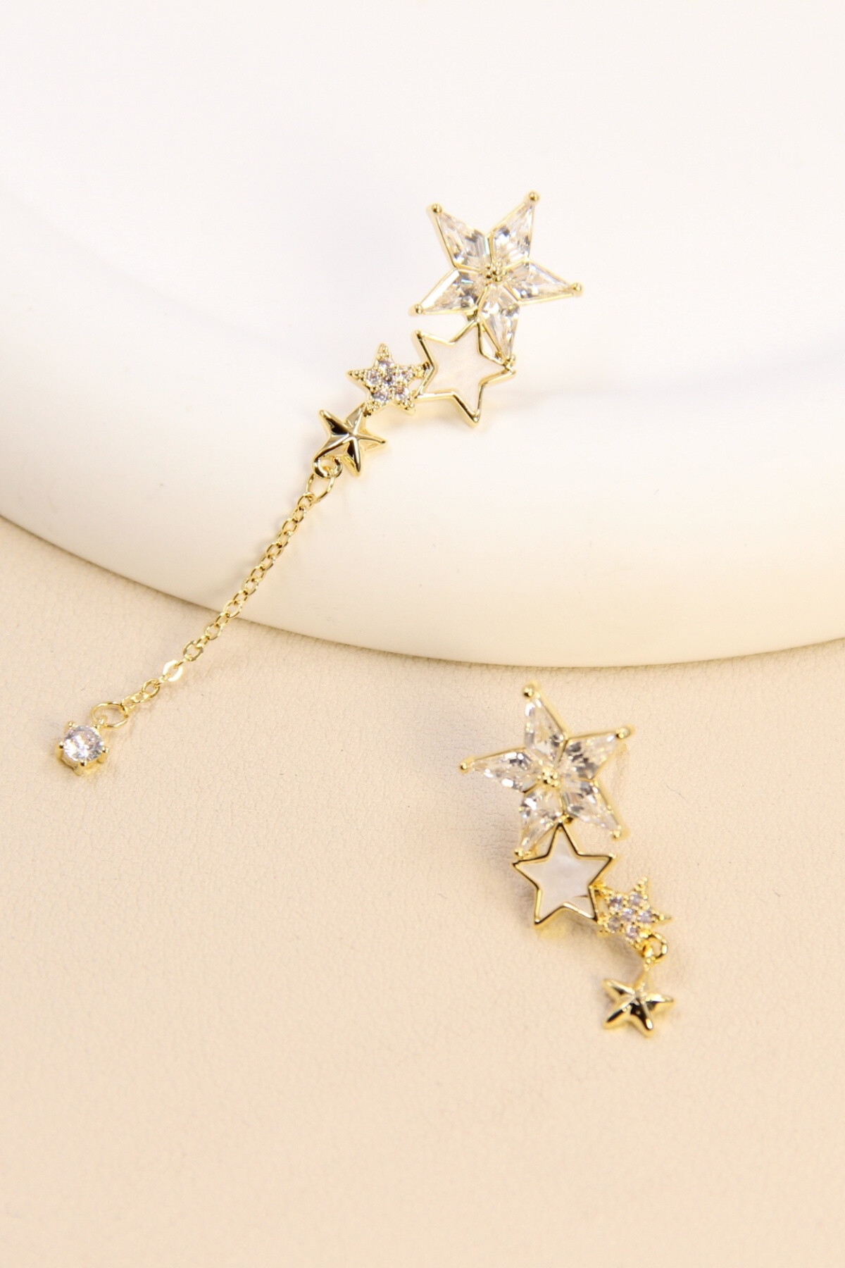 Grossista Bellissima - Orecchini a stella asimmetrici decorati con strass di stelo d'argento 925