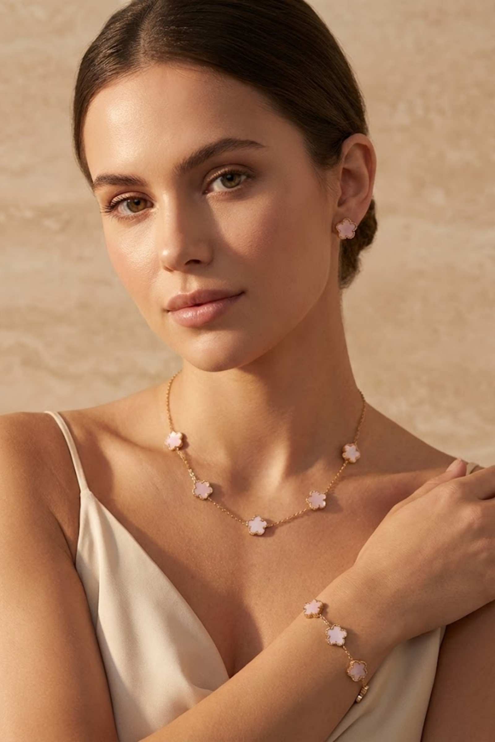 Mayorista Bellissima - Pulsera Trébol de Nácar y Acero - Elegancia y Refinamiento
