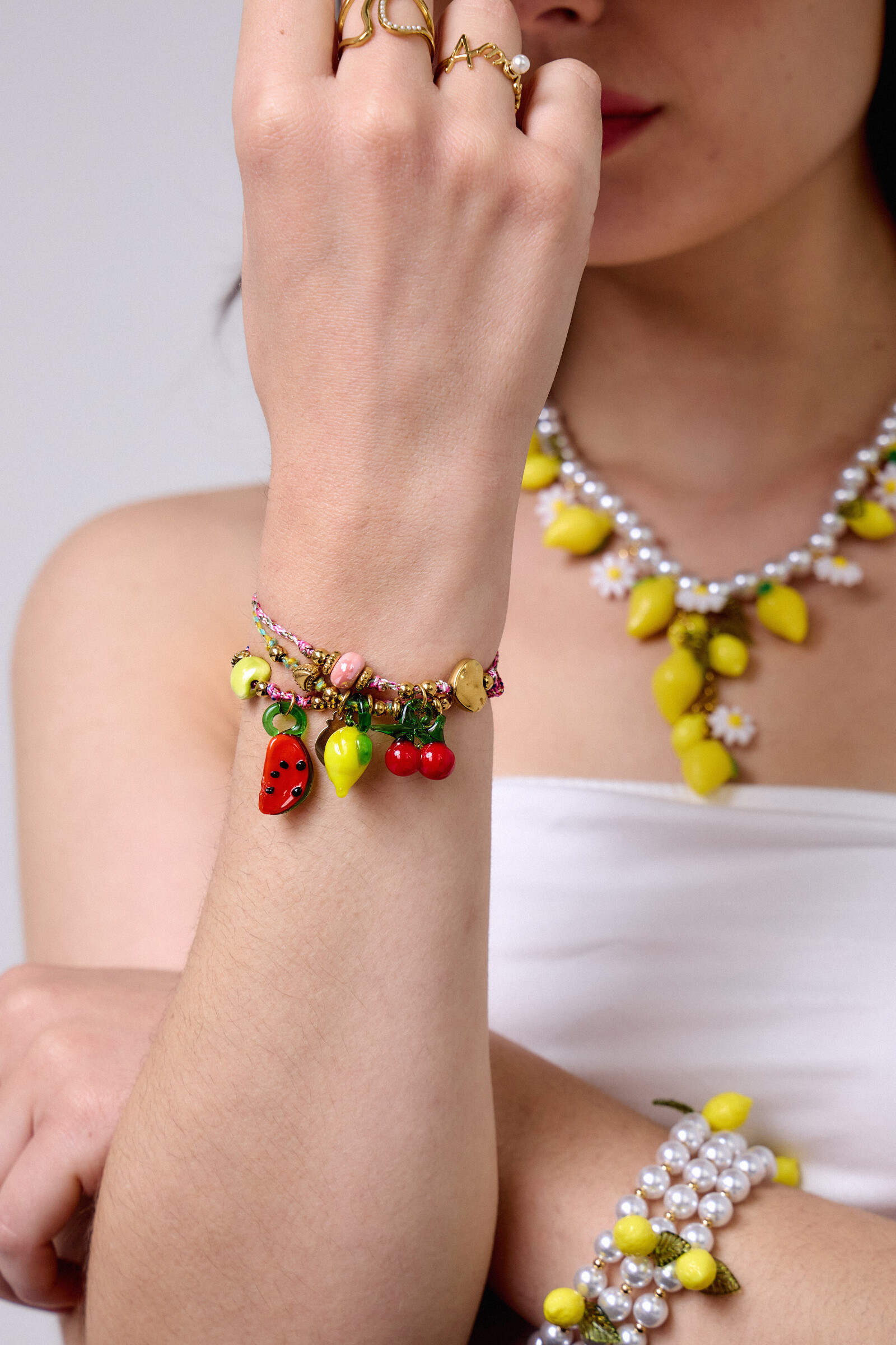 Grossiste Bellissima - Bracelets fruits en verre – trio coloré réglable
