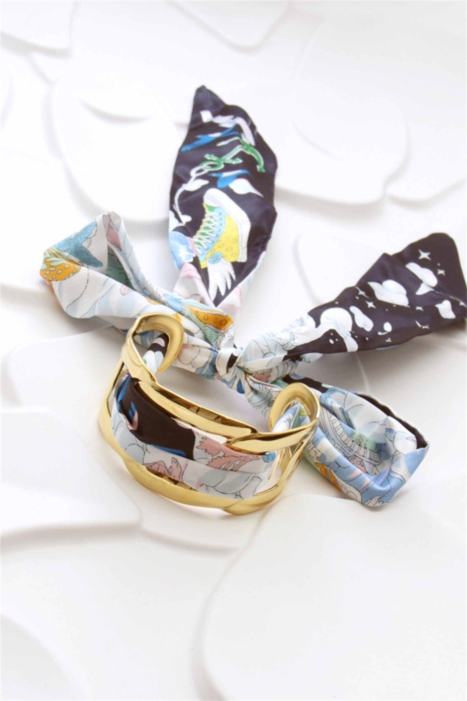 Grossiste Bellissima - Bracelet Jonc Doré avec Ruban en Tissu Imprimé