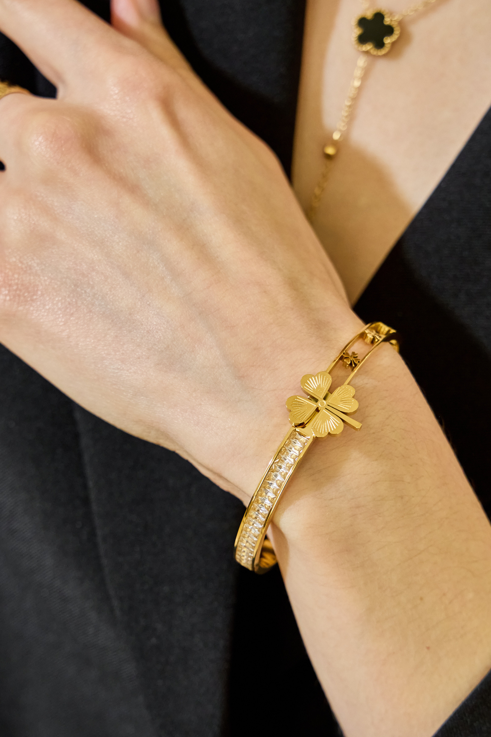 Grossiste Bellissima - Bracelet Jonc Trèfle en Acier Inoxydable – Porte-bonheur Élégant