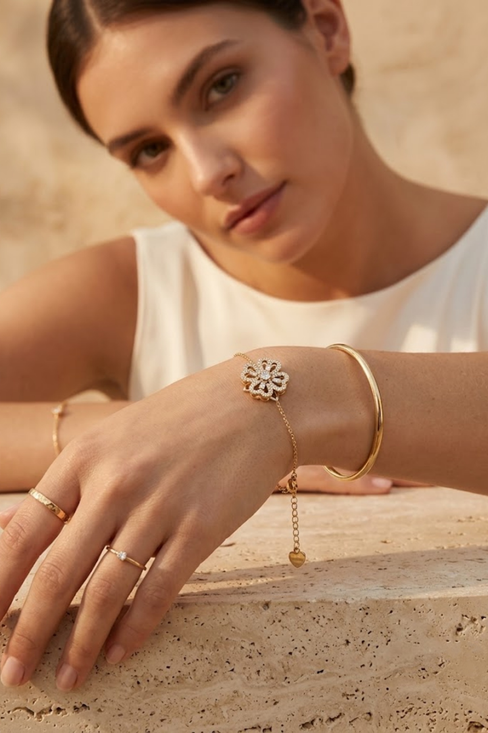 Grossiste Bellissima - Bracelet Fleur Strass en Acier Inoxydable – Élégance Étincelante