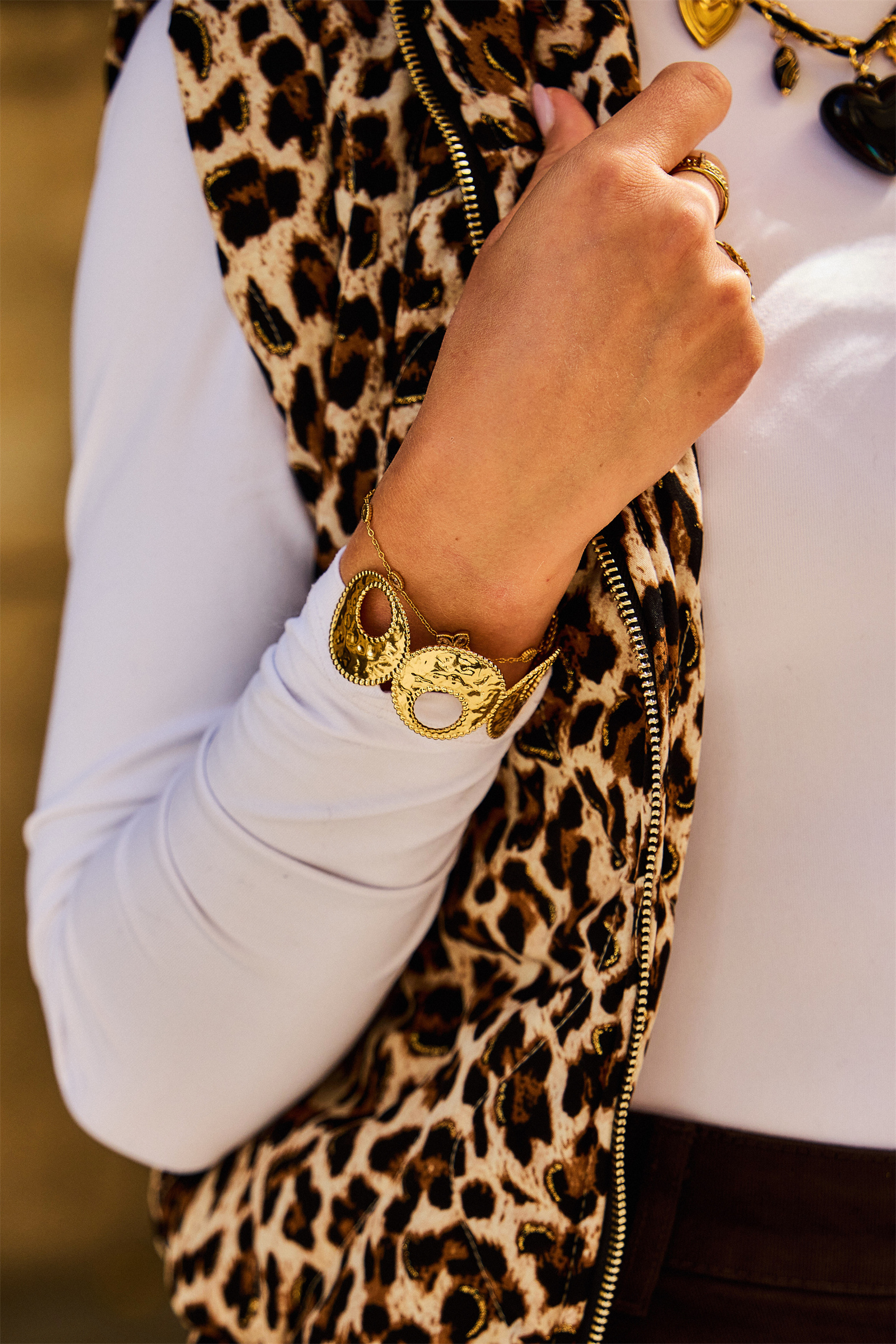 Grossiste Bellissima - Bracelet jonc doré en acier inoxydable – Cercle martelé ajouré