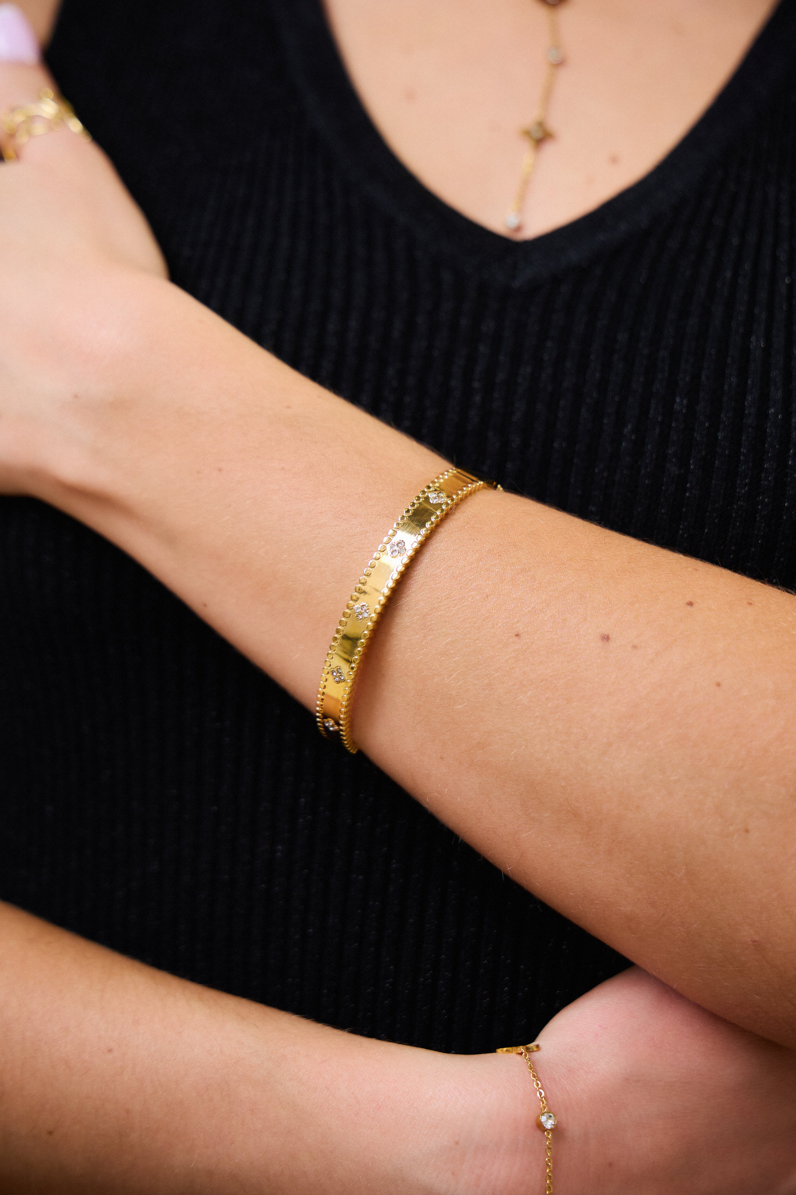 Grossiste Bellissima - Bracelet Jonc Étoilé en Acier Inoxydable Doré - Brillance et Élégance
