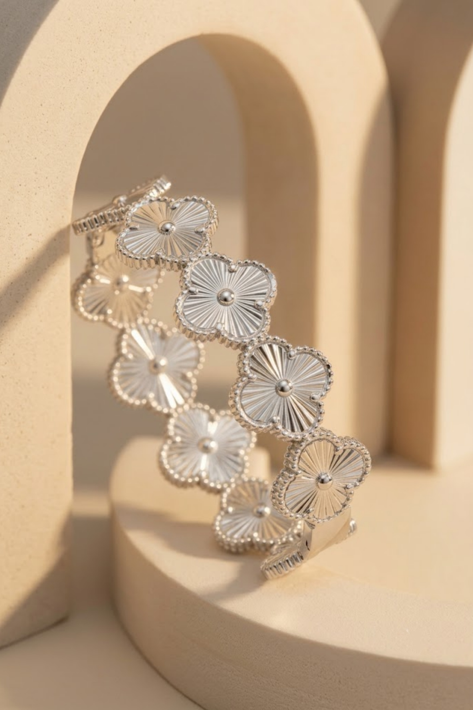 Grossiste Bellissima - Bracelet Jonc Trèfle en Acier Inoxydable – Élégance Intemporelle