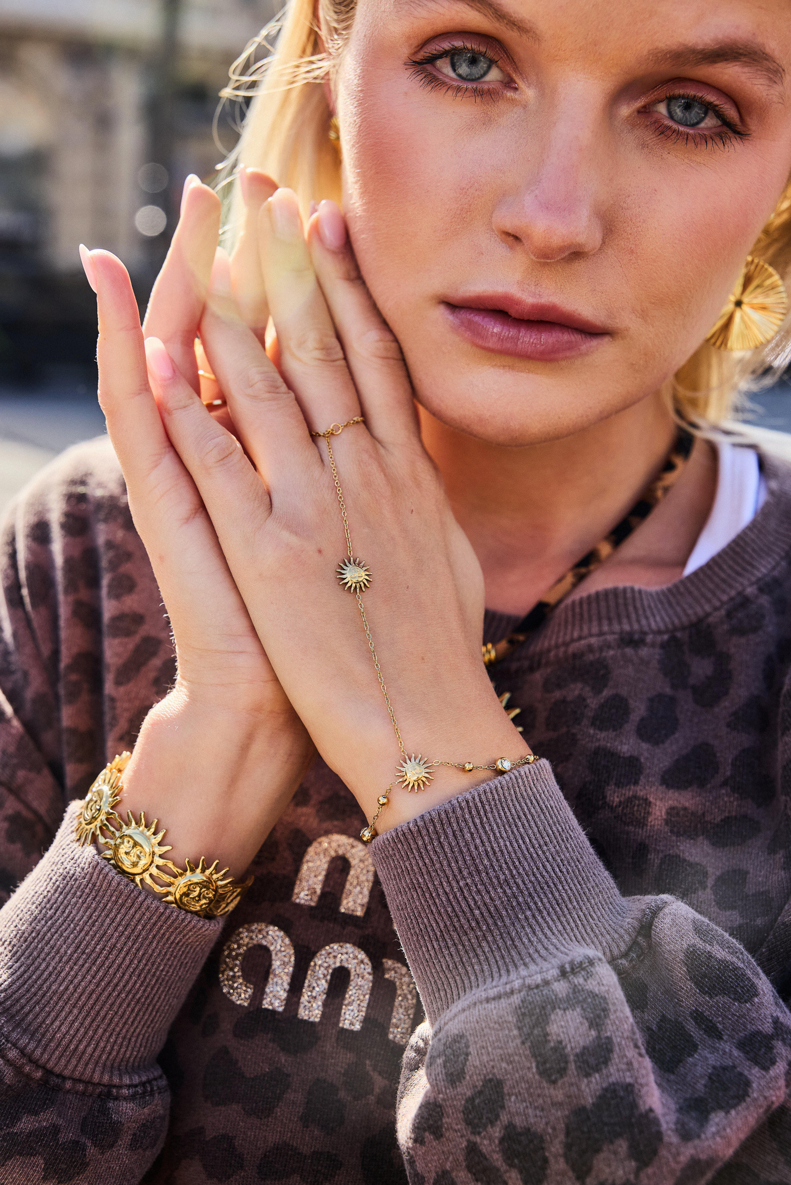 Grossiste Bellissima - Bracelet de main soleil en acier inoxydable doré