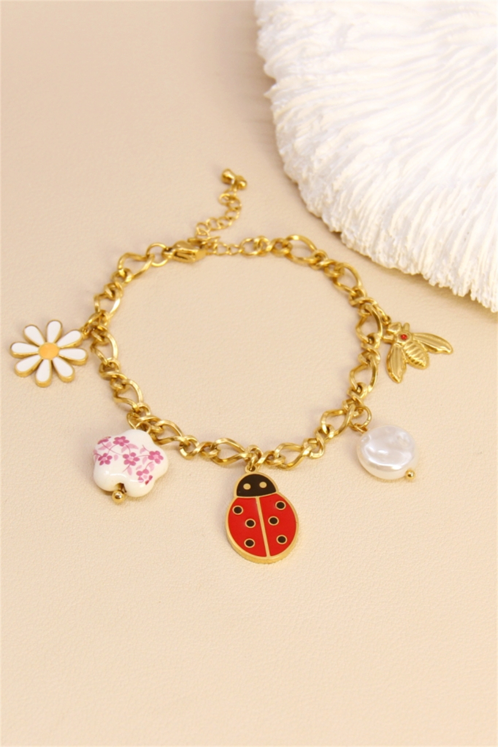 Grossiste Bellissima - Bracelet Charms Coccinelle & Fleurs – Bijou Printanier Tendance