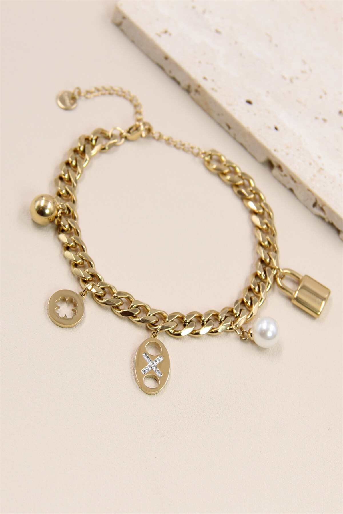 Grossista Bellissima - Bracciale decorato con ciondoli in acciaio inossidabile - fascino e raffinatezza