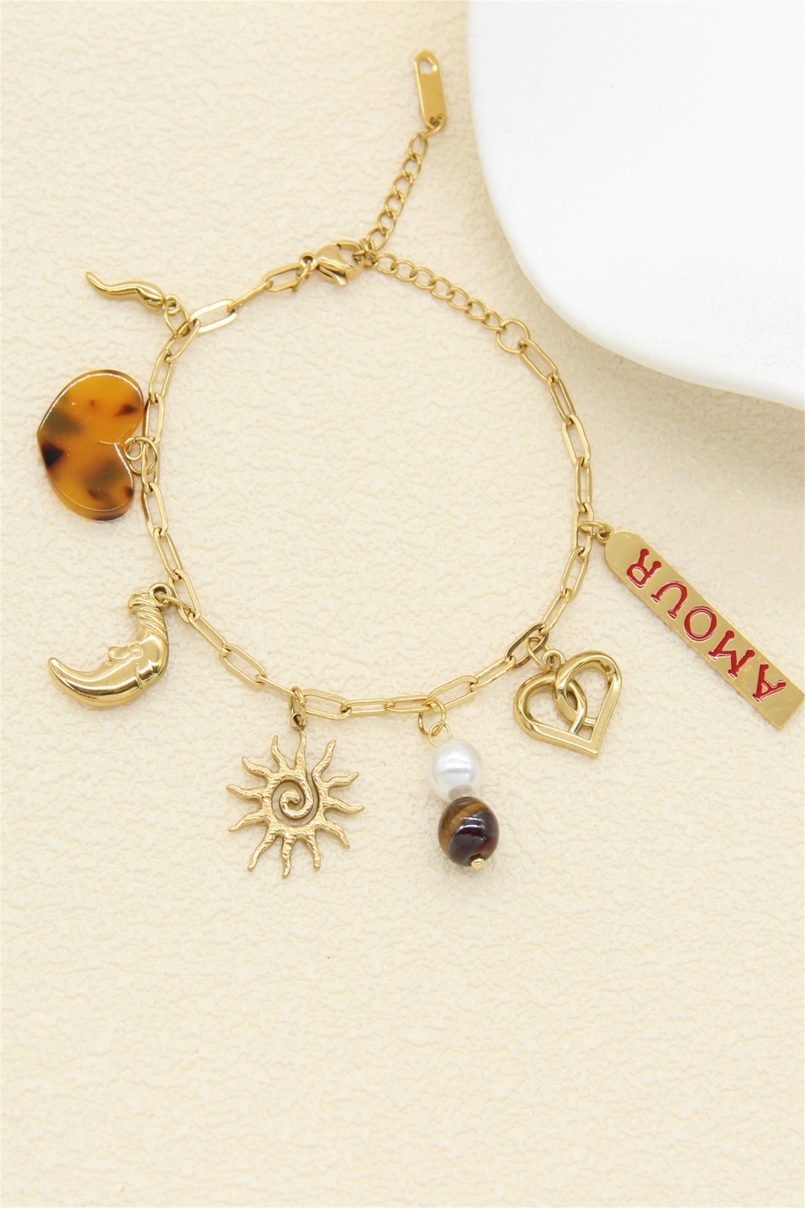 Grossiste Bellissima - Bracelet Charms Doré – Soleil, Lune & Cœur Style Bohème