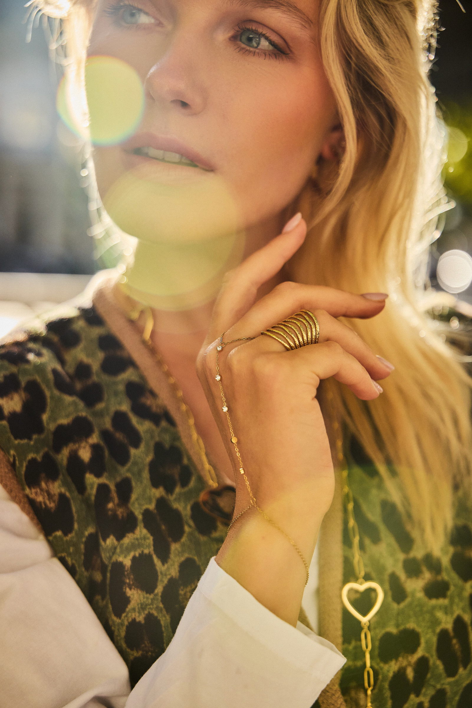 Grossiste Bellissima - Chaîne bracelet de main doré en acier inoxydable avec strass