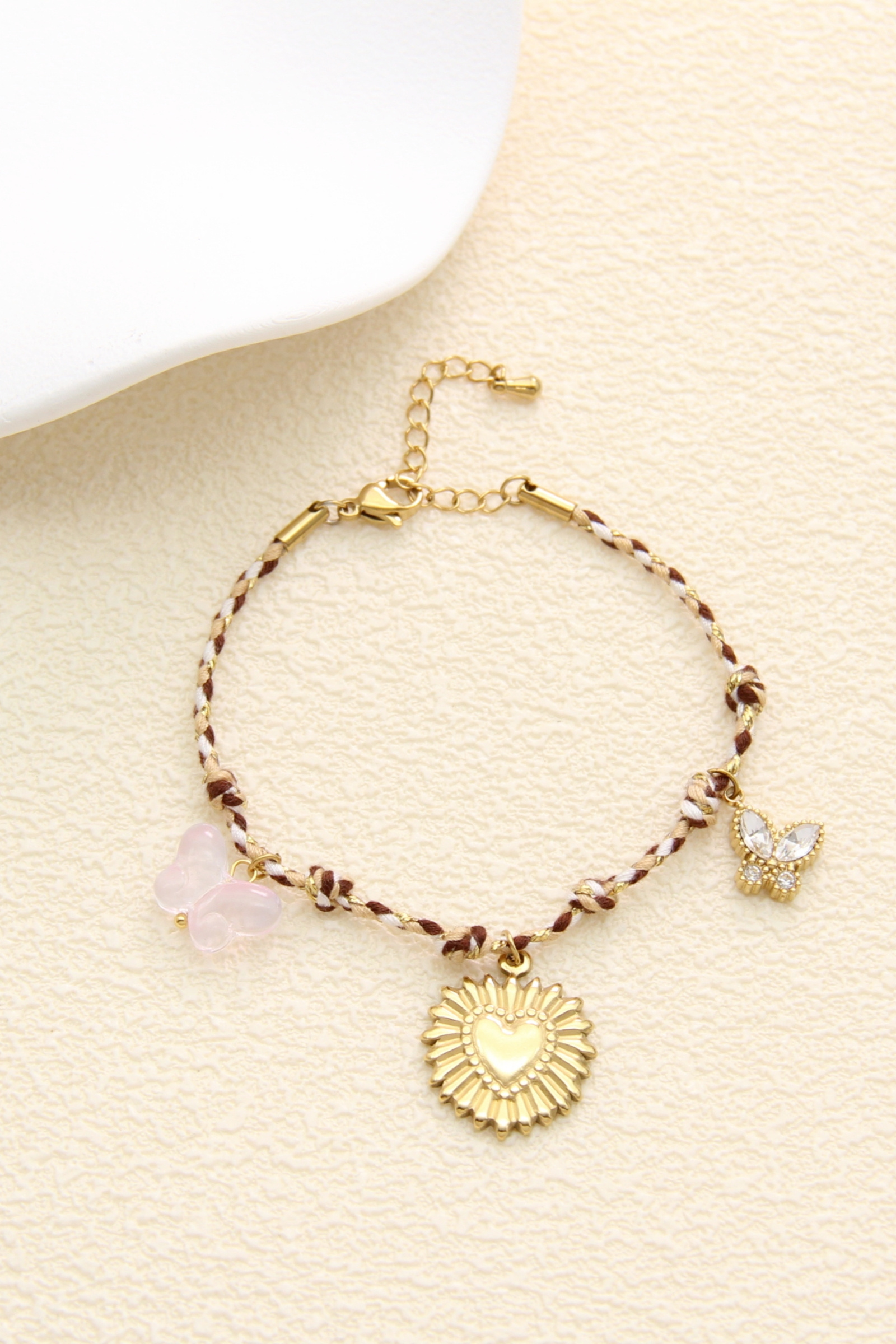 Grossiste Bellissima - Bracelet Cordon Papillon et Cœur Doré – Charme Bohème Chic