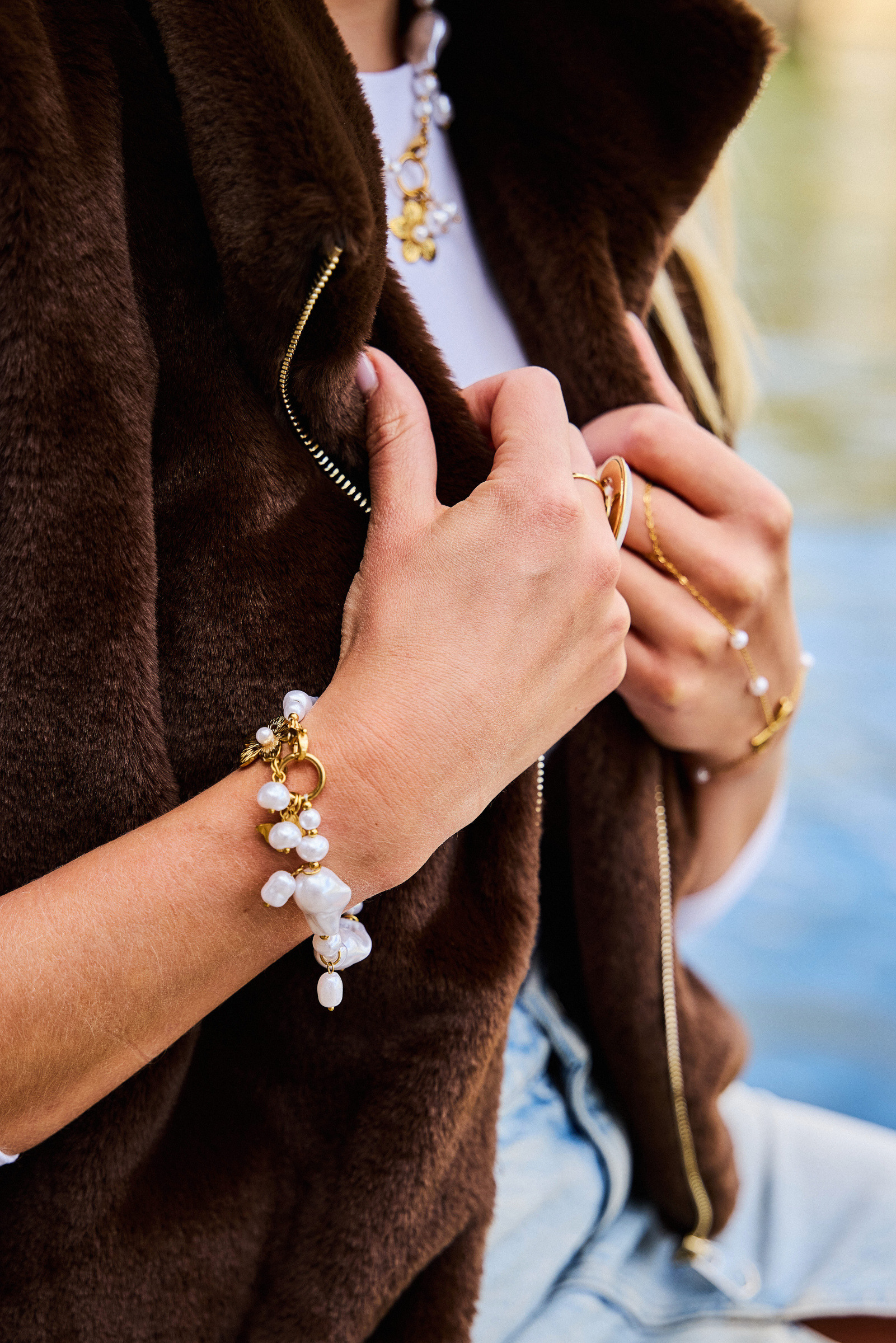 Grossiste Bellissima - Bracelet perles blanches irrégulières et charms dorés fleur et papillon