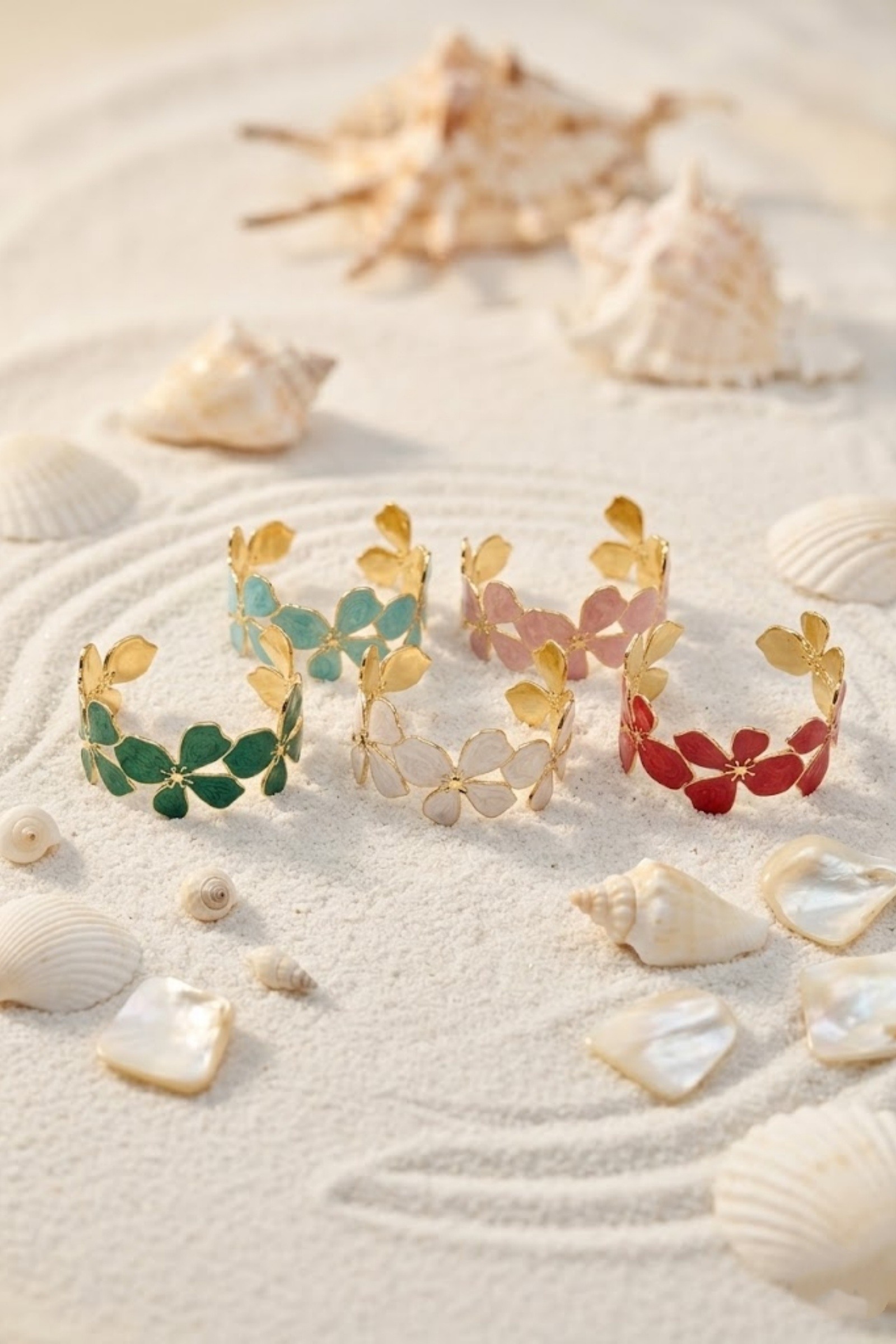 Mayorista Bellissima - Brazalete de Puño Flor Esmaltada – Acero Inoxidable Dorado