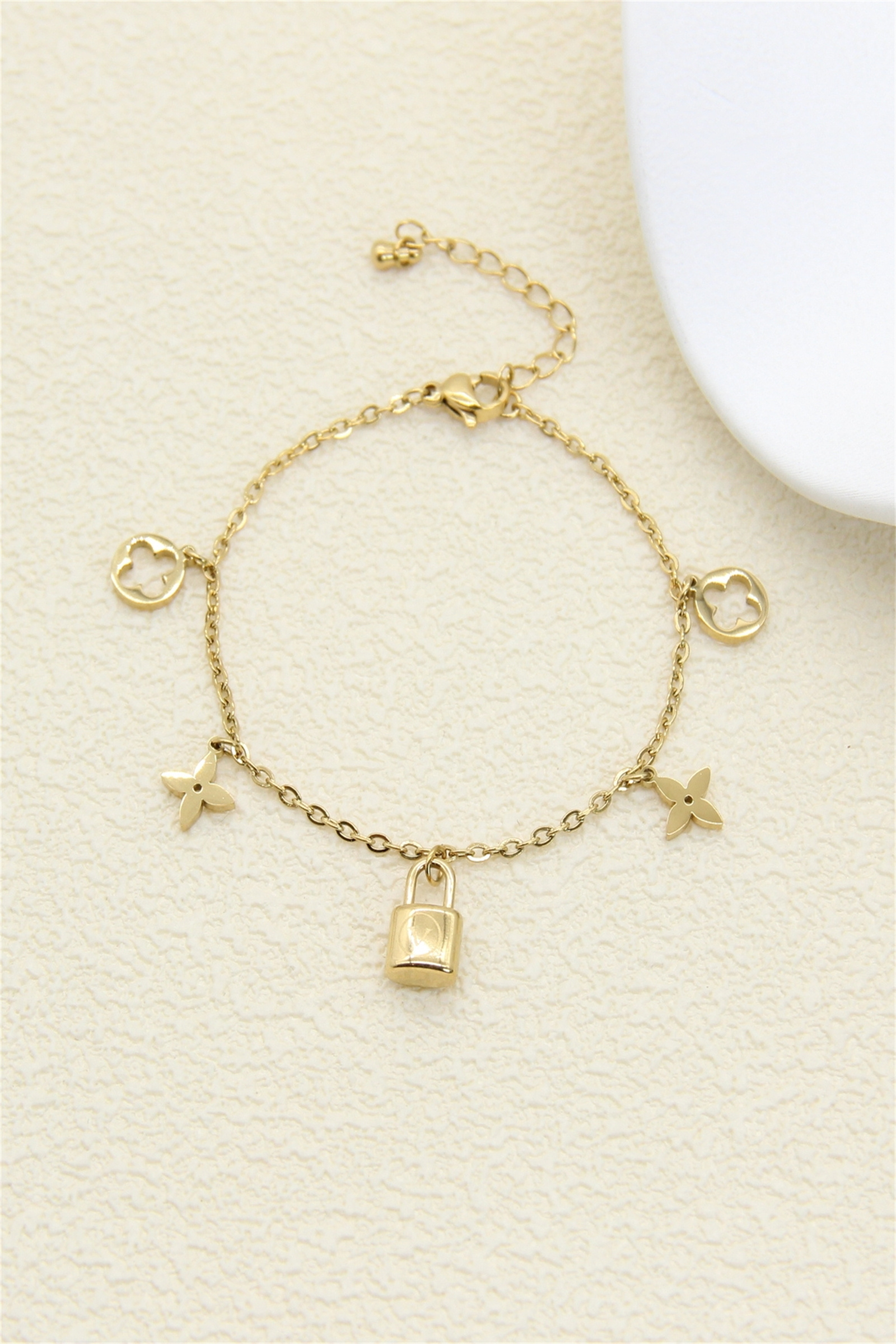 Grossiste Bellissima - Bracelet Charms Doré Femme – Fleur & Cadenas