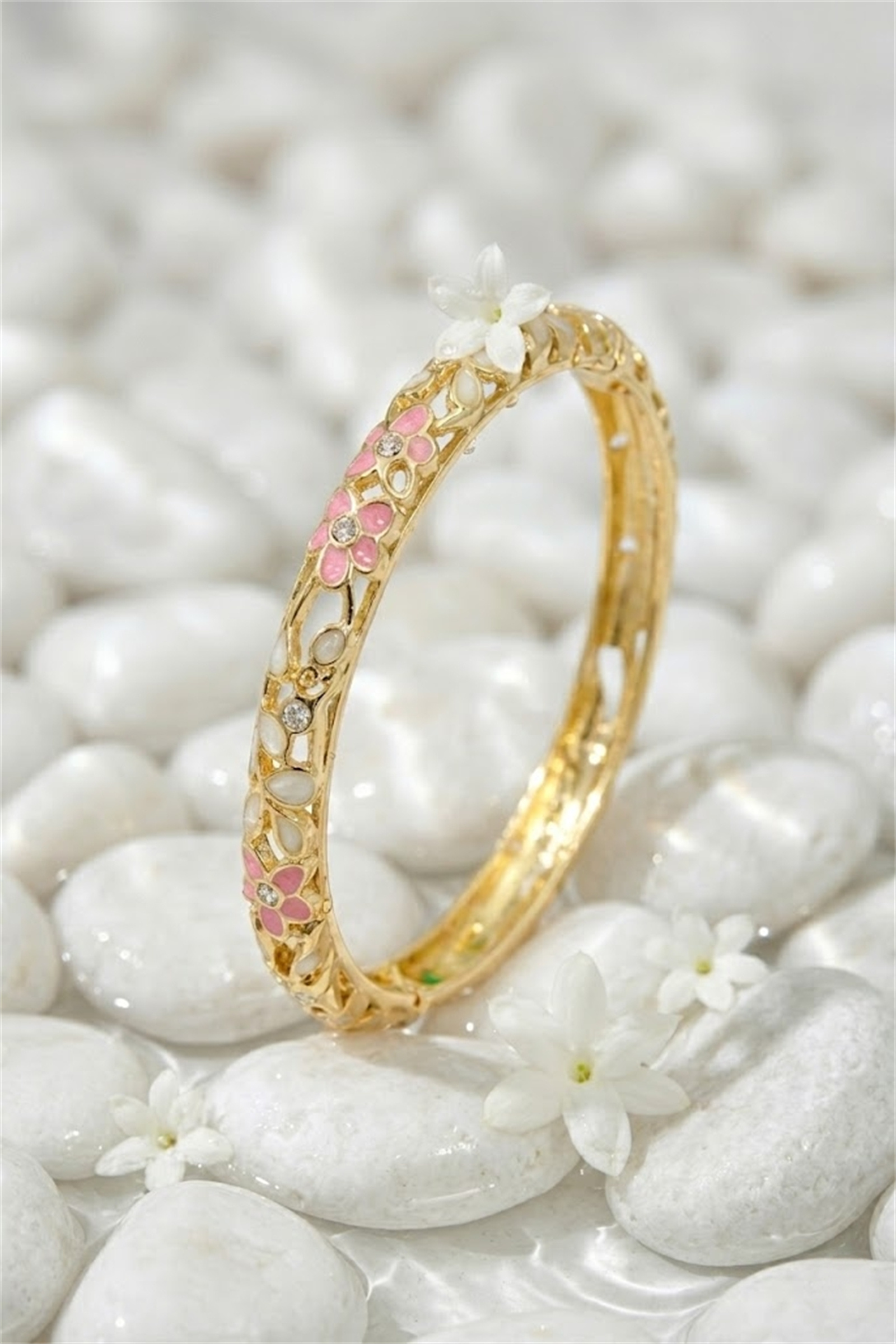 Grossiste Bellissima - Bracelet Jonc Thaïlandais Émaillé en Laiton – Motif Fleur Filigrane & Ouvert