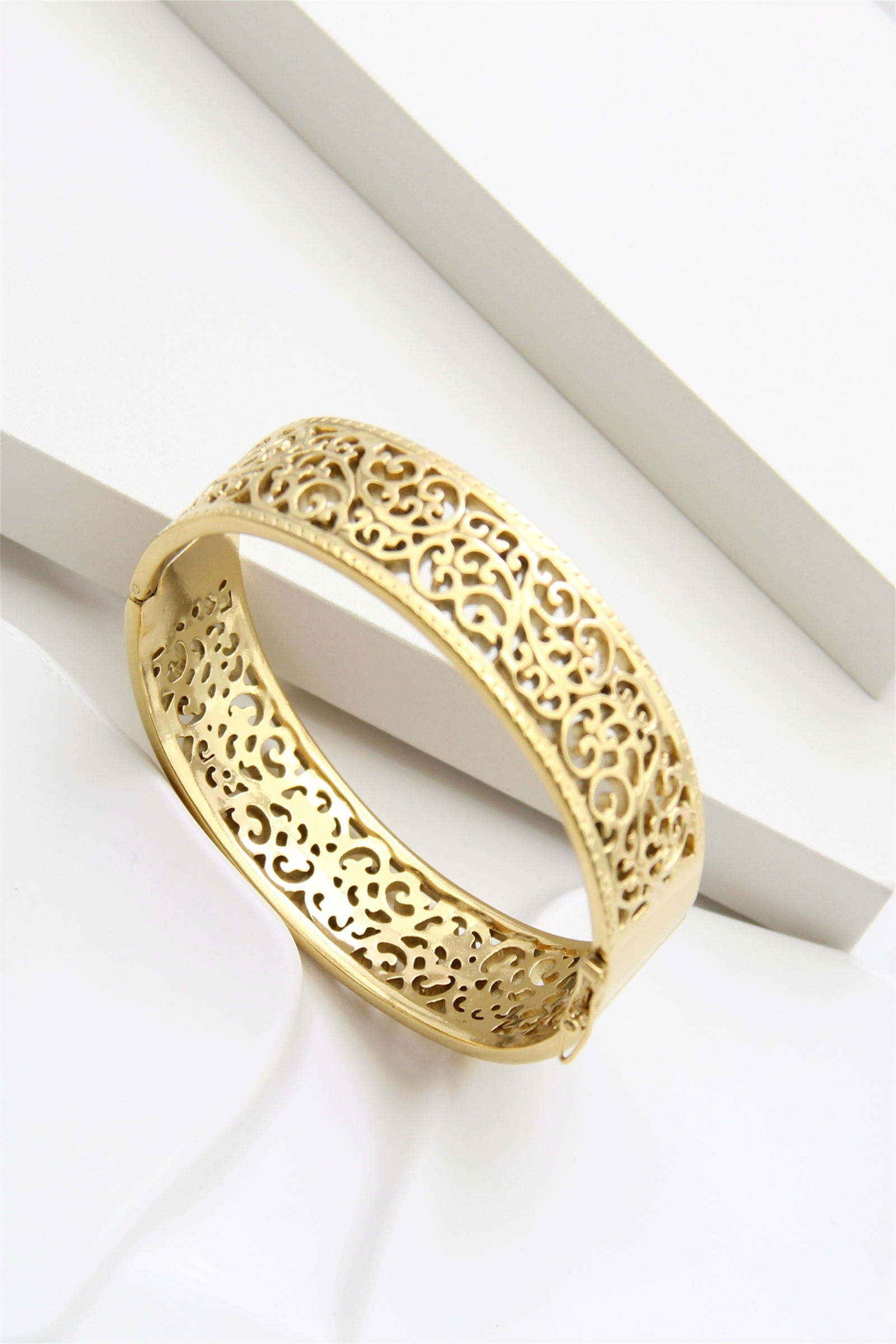 Grossiste Bellissima - Bracelet Jonc Dentelle en Acier Inoxydable Doré – Raffinement et Légèreté