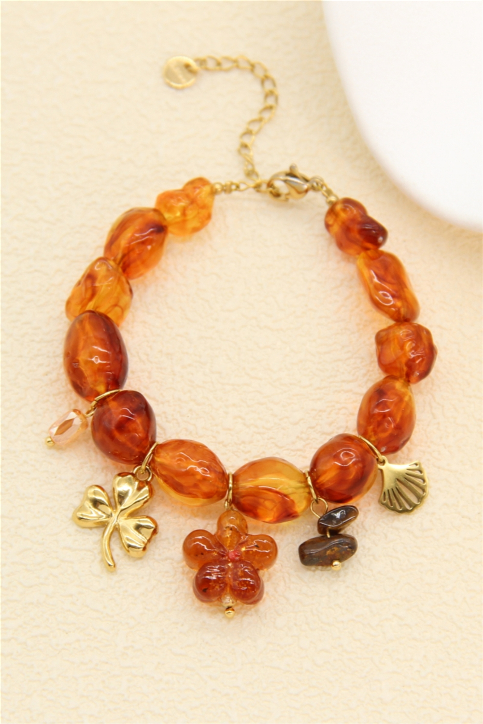 Grossiste Bellissima - Bracelet Perles Résine Ambre & Charms Dorés – Style Bohème Chic