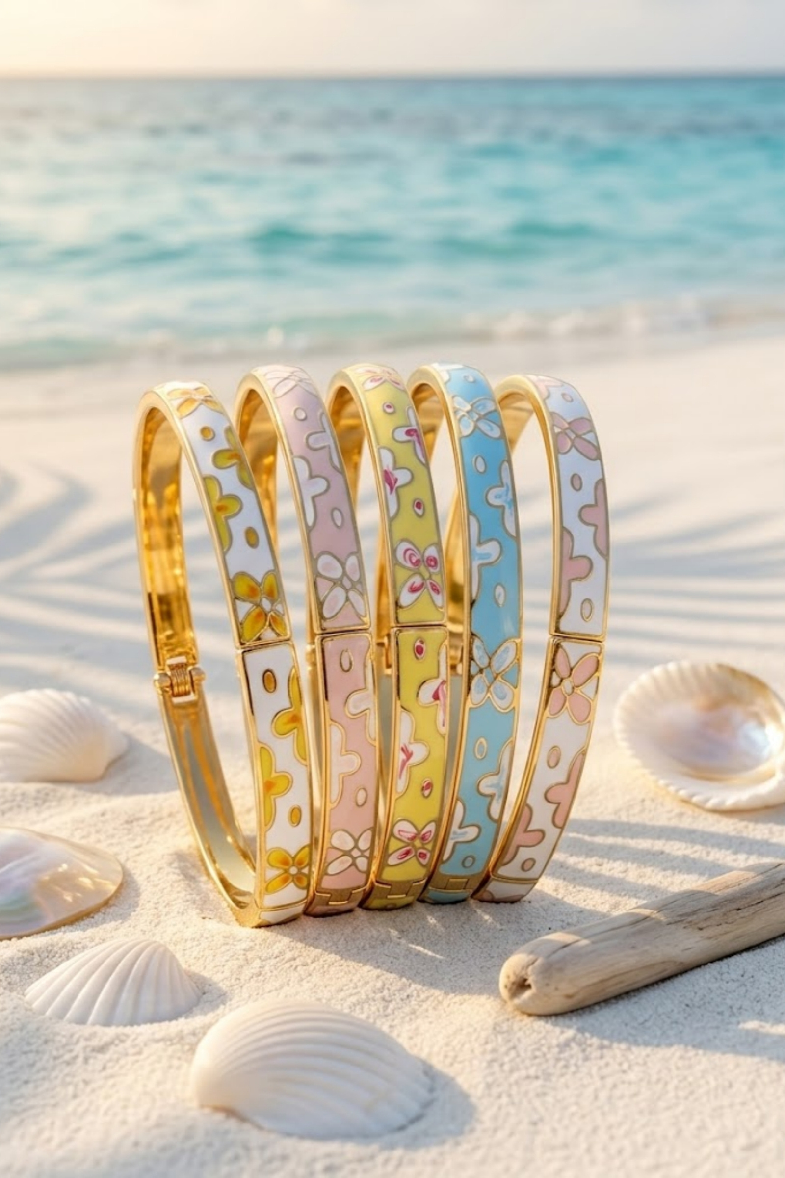 Mayorista Bellissima - Brazalete Tailandés de Acero Inoxidable Dorado con Flor de Esmalte – Disponible en Varios Colores