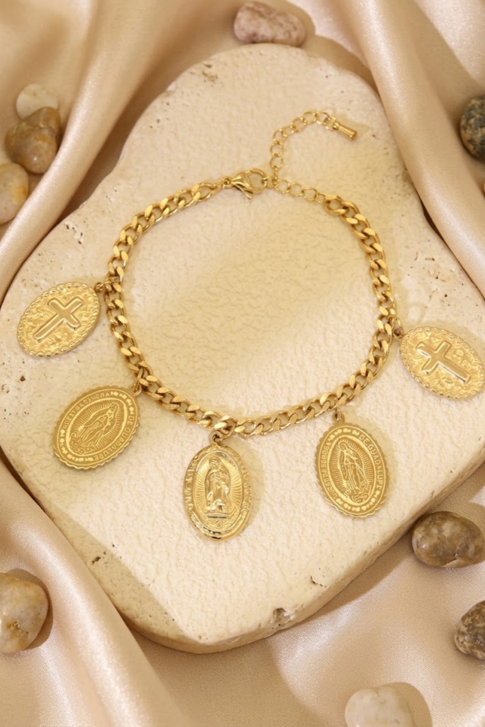 Grossiste Bellissima - Bracelet Charms Croix – Acier Inoxydable Doré