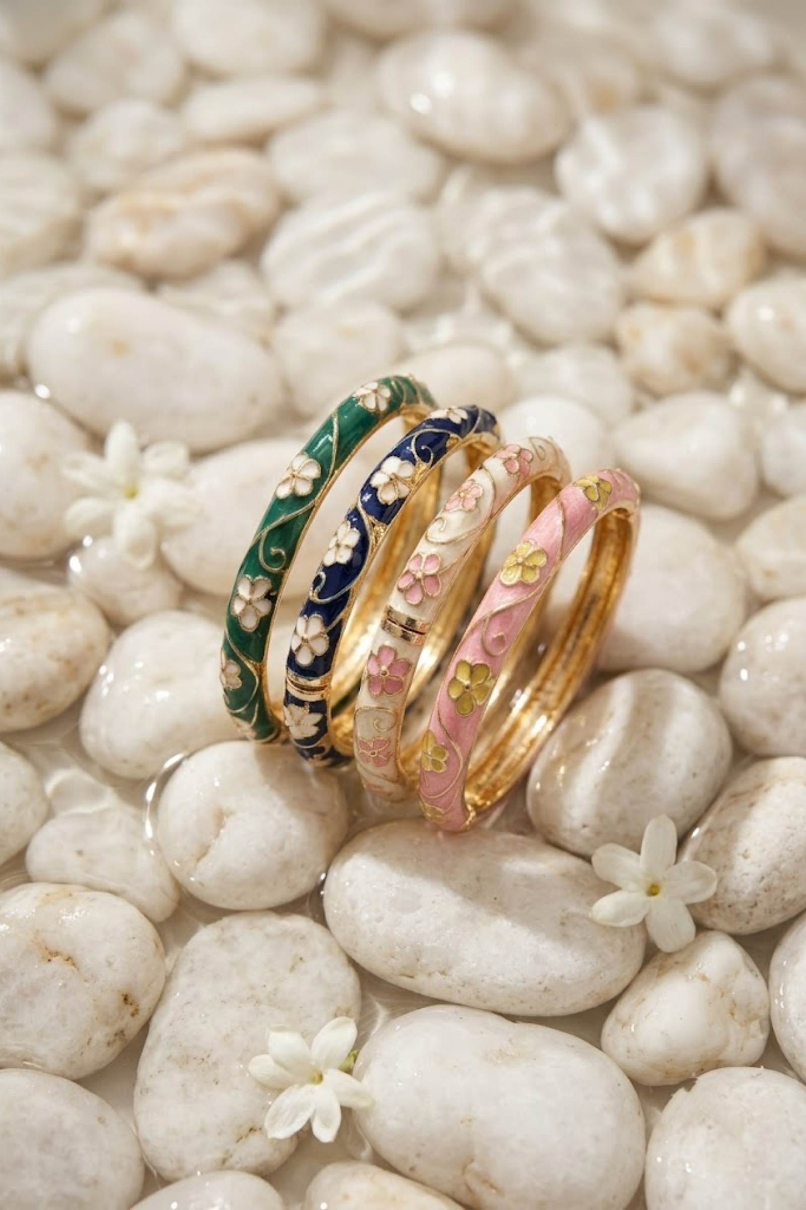 Grossiste Bellissima - Bracelet Thaïlandais Fleuri en Laiton – Charme Coloré et Authentique