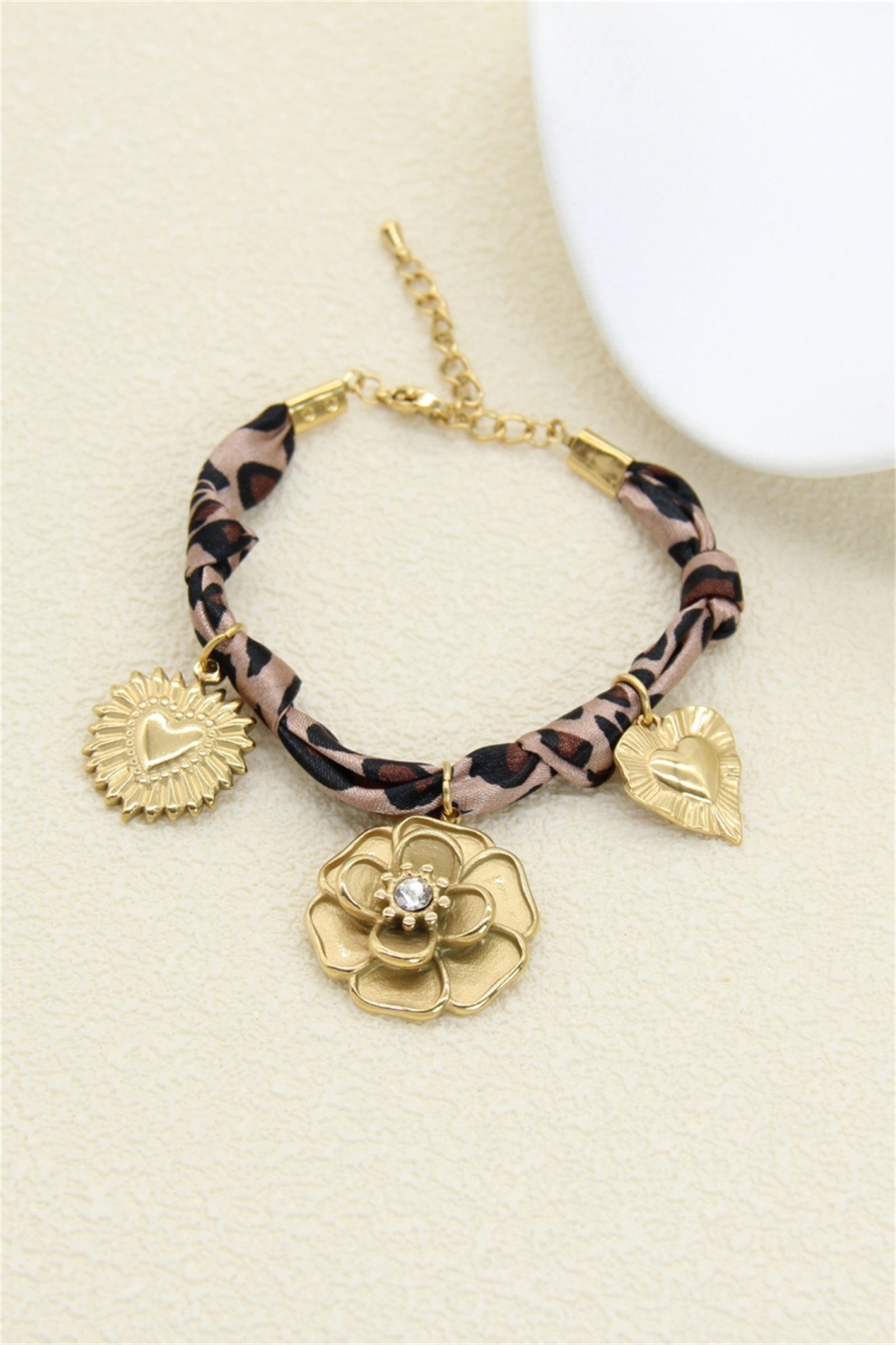 Grossiste Bellissima - Bracelet foulard léopard avec charms dorés – Style bohème chic