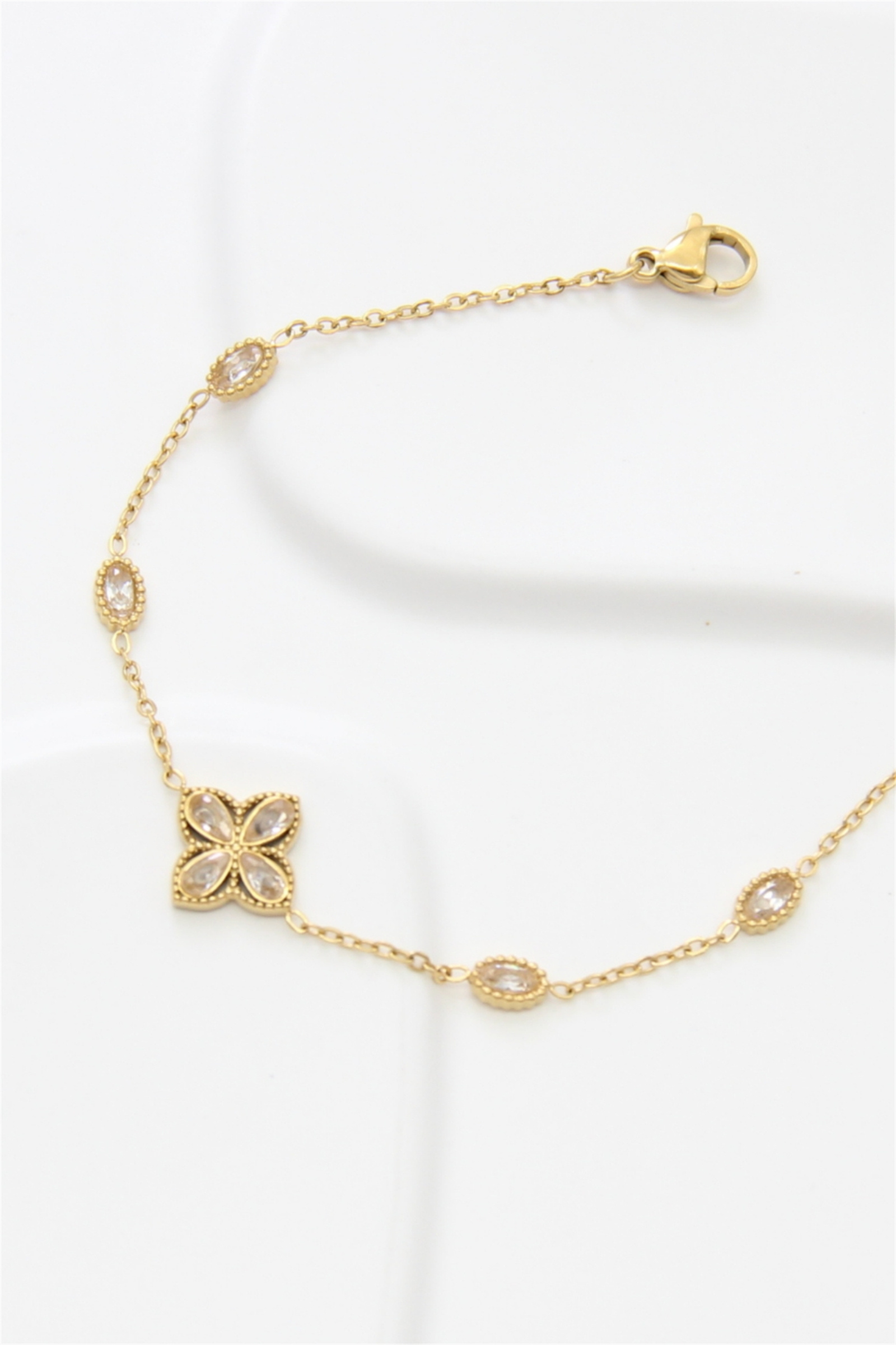Grossiste Bellissima - Bracelet doré trèfle zircon – Élégance raffinée en acier inoxydable