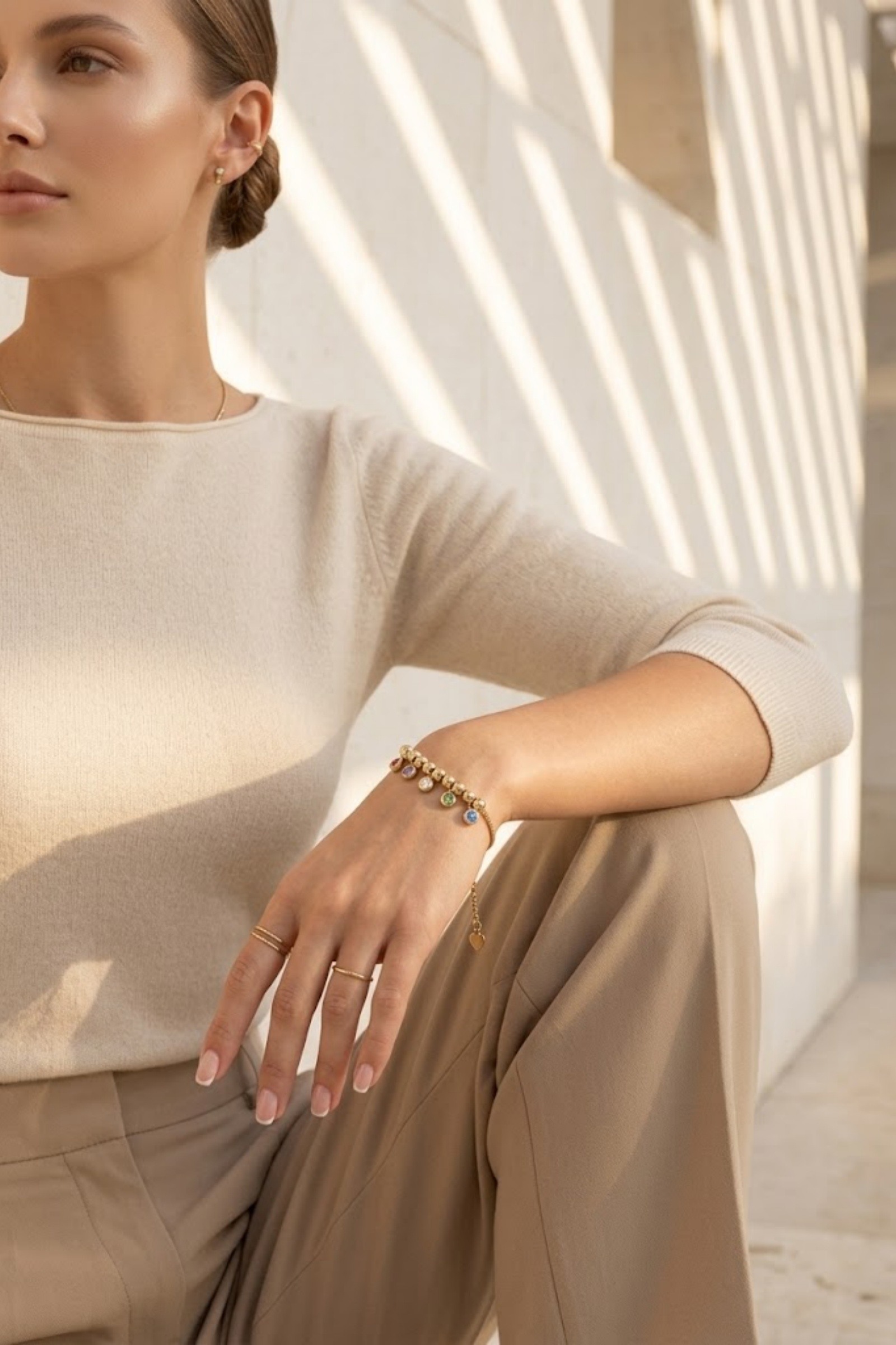 Grossiste Bellissima - Bracelet fin à boules dorées et pampilles brillantes en acier inoxydable