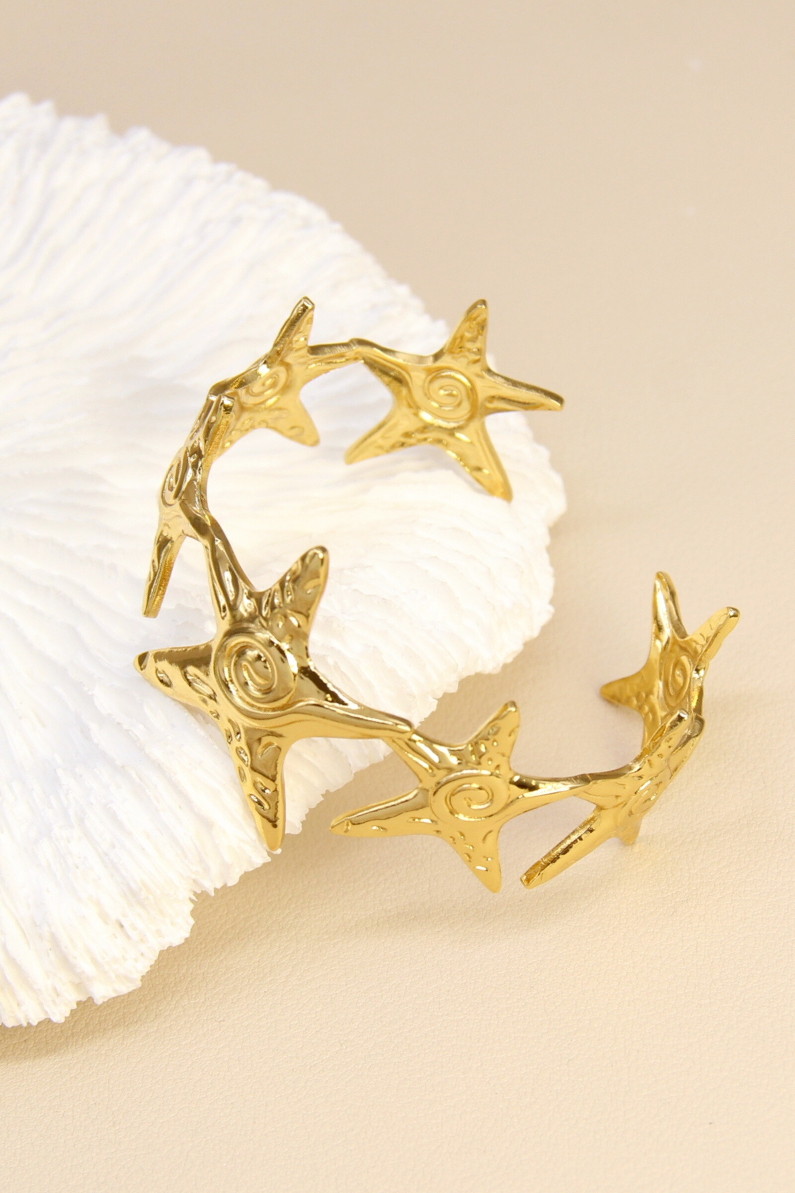 Grossiste Bellissima - Bracelet Jonc Étoiles de Mer Dorées – Esprit bord de mer en acier inoxydable