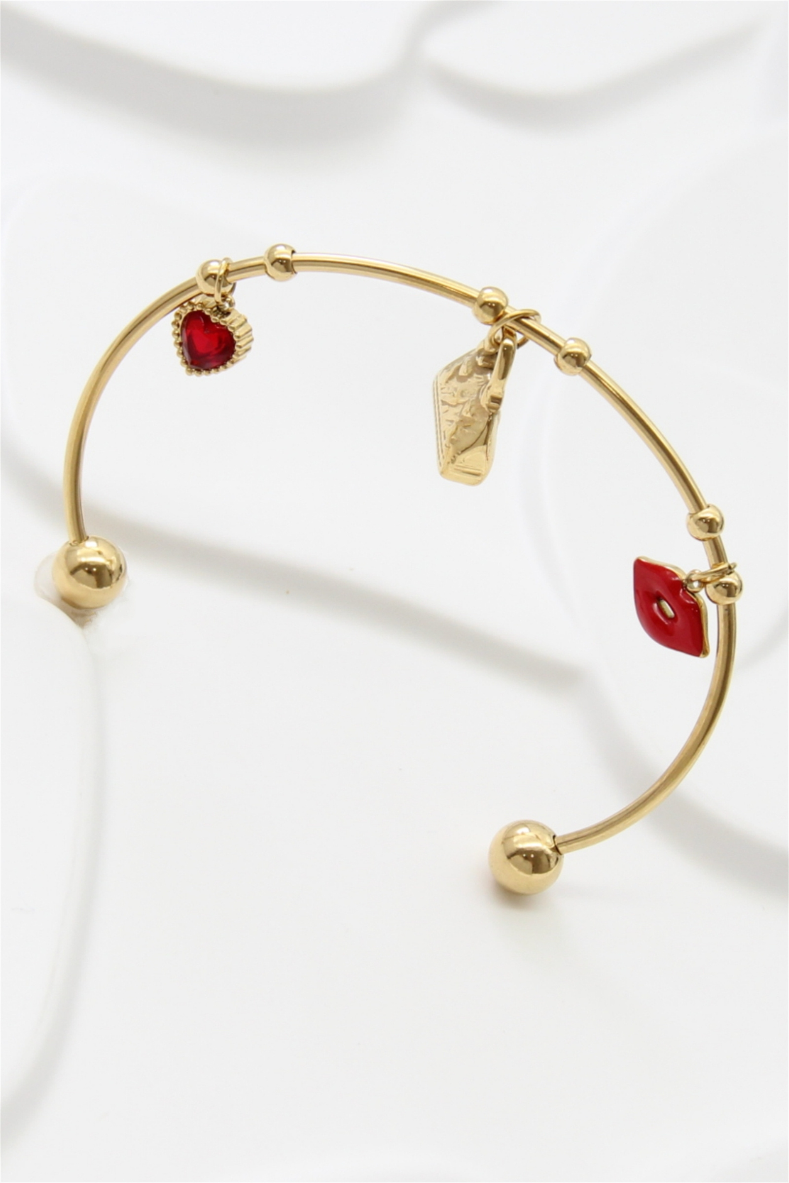 Mayorista Bellissima - Brazalete rígido de acero inoxidable dorado con charms – Corazón, bolso y labios rojos