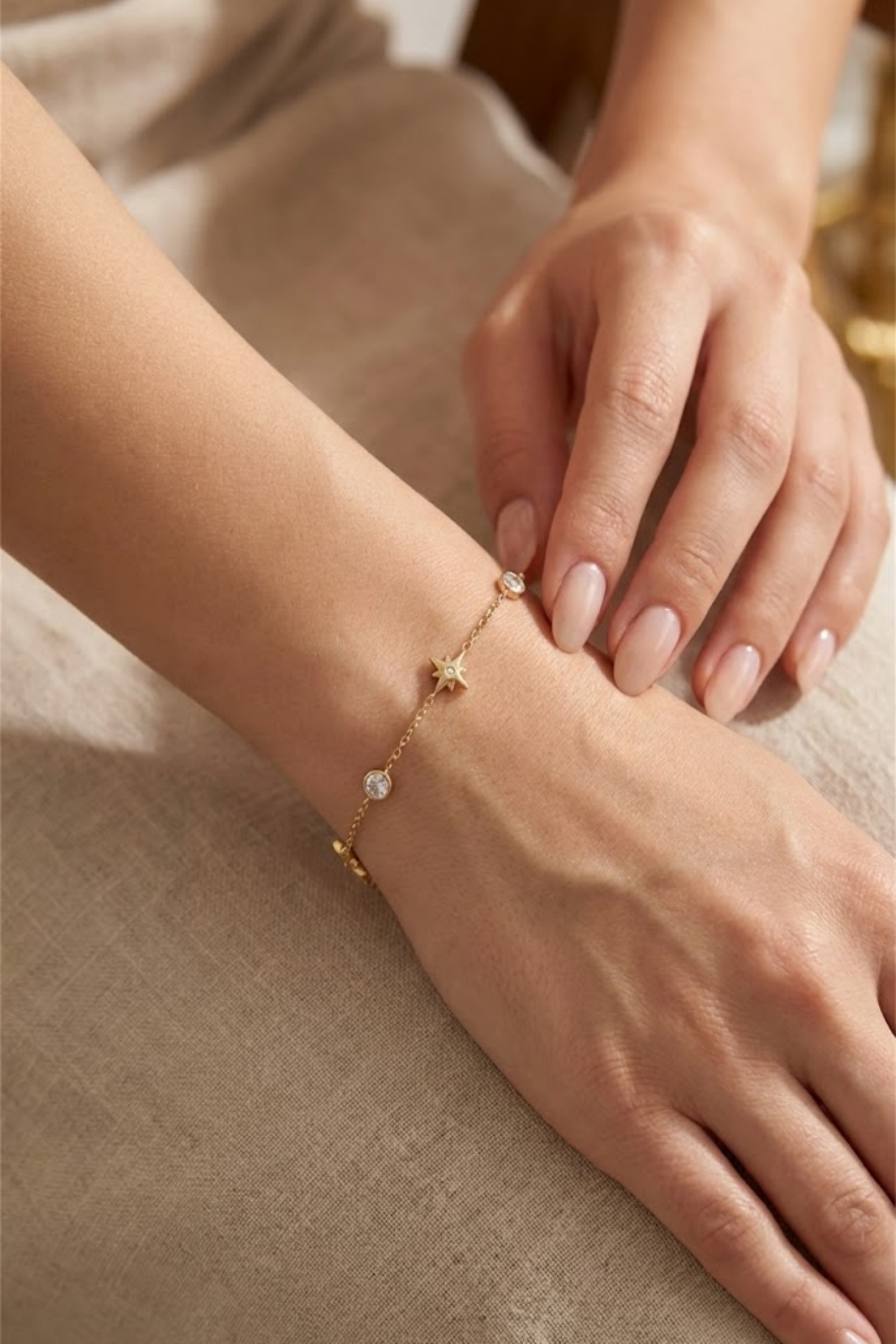 Grossiste Bellissima - Bracelet étoile doré en acier inoxydable – Chaîne fine avec strass